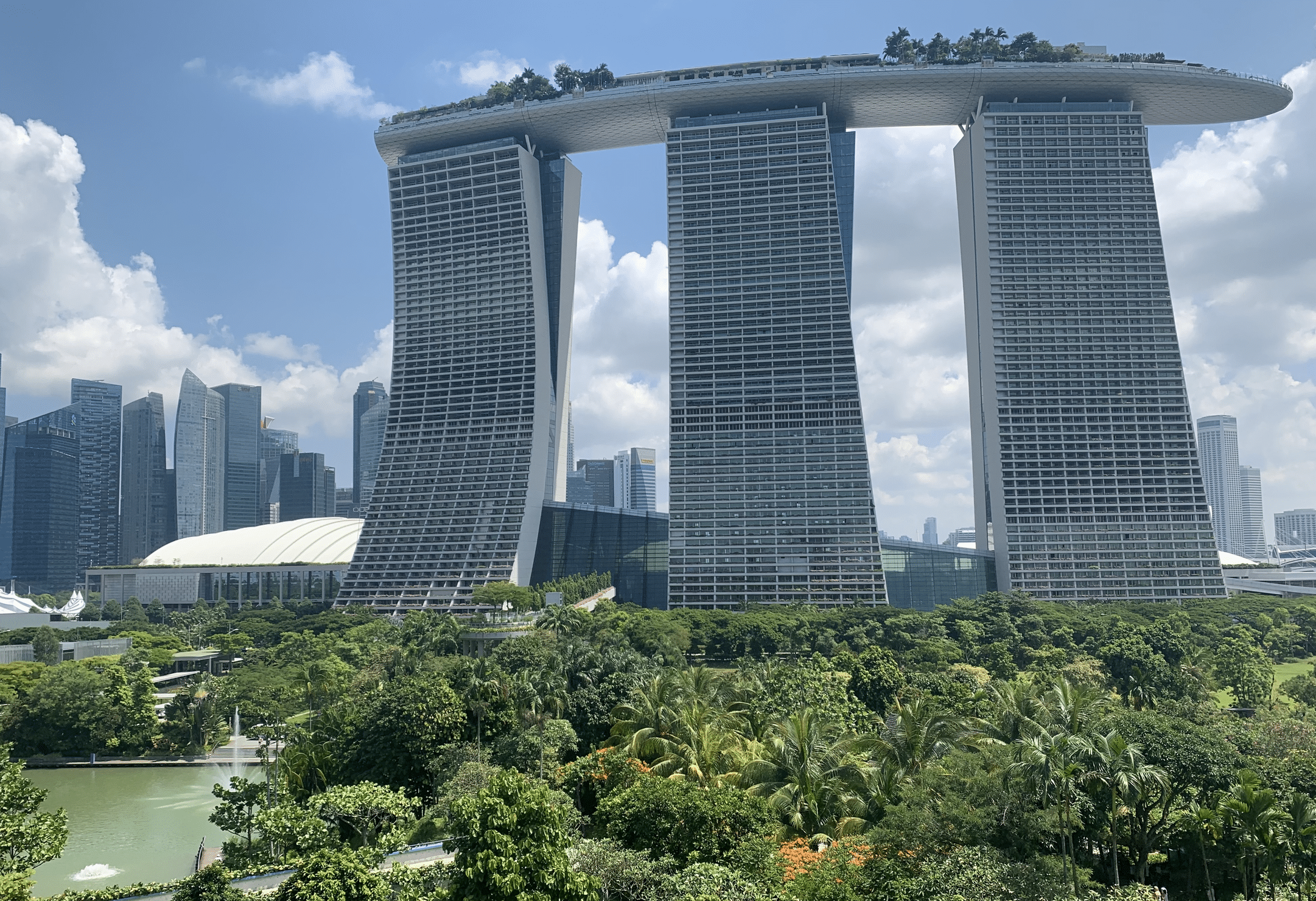 la vue sur le marina bay sands depuis les jardins botaniques de singapour