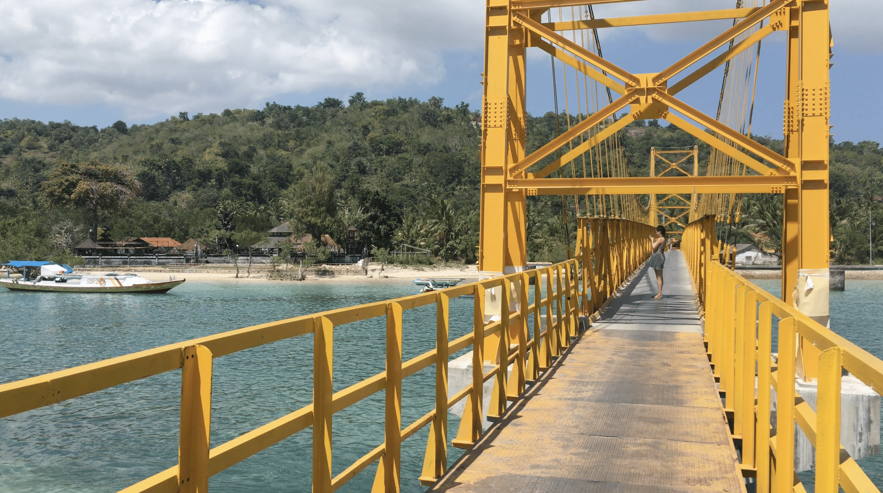 le yellow bridge qui relie nusa lembongan a nusa ceningan