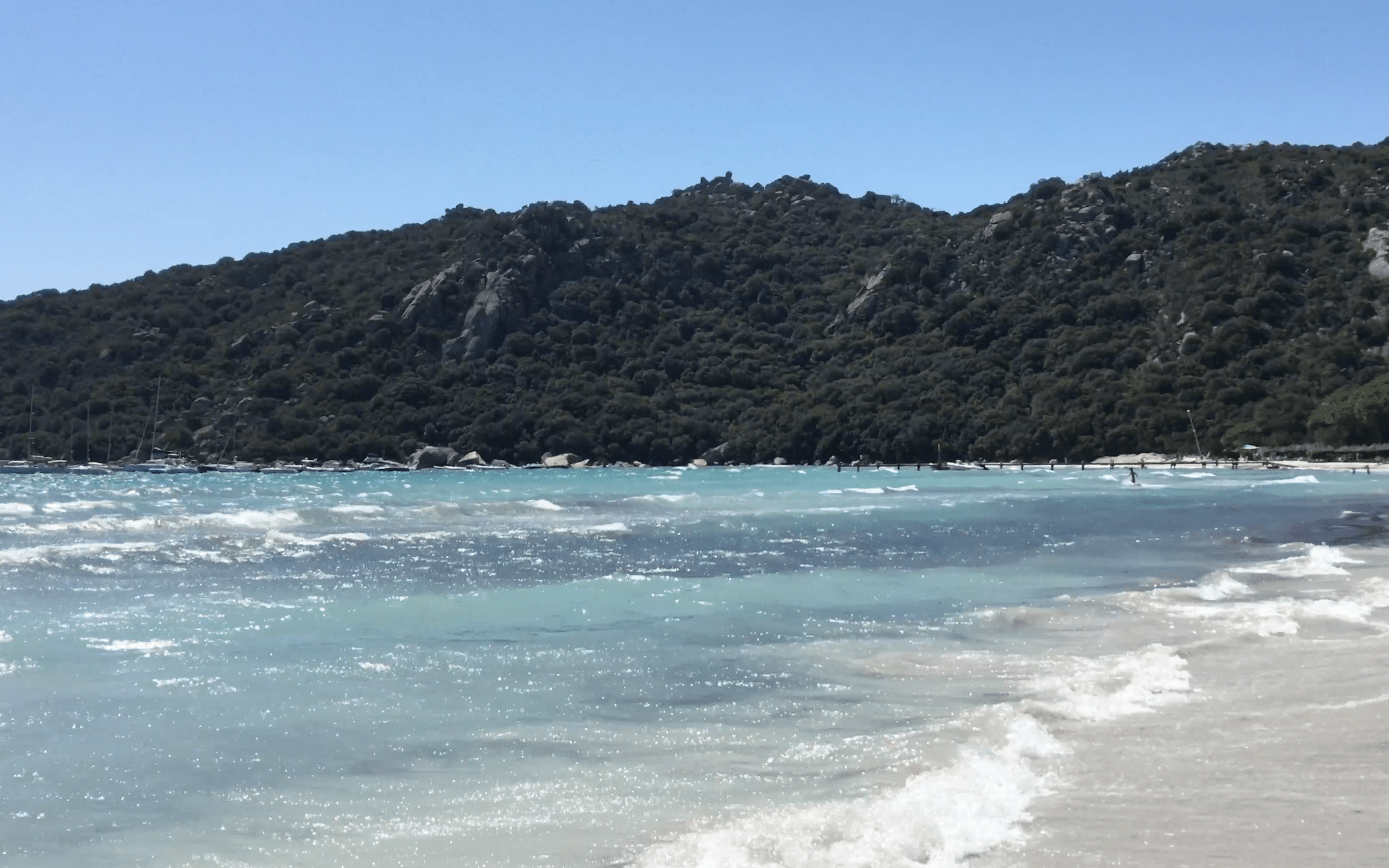 les eaux turquoise de santa giulia en corse