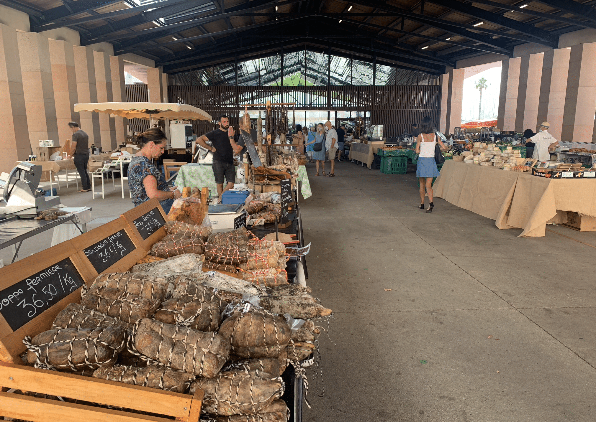 marche de produits locaux dans le centre-ville d'ajaccio