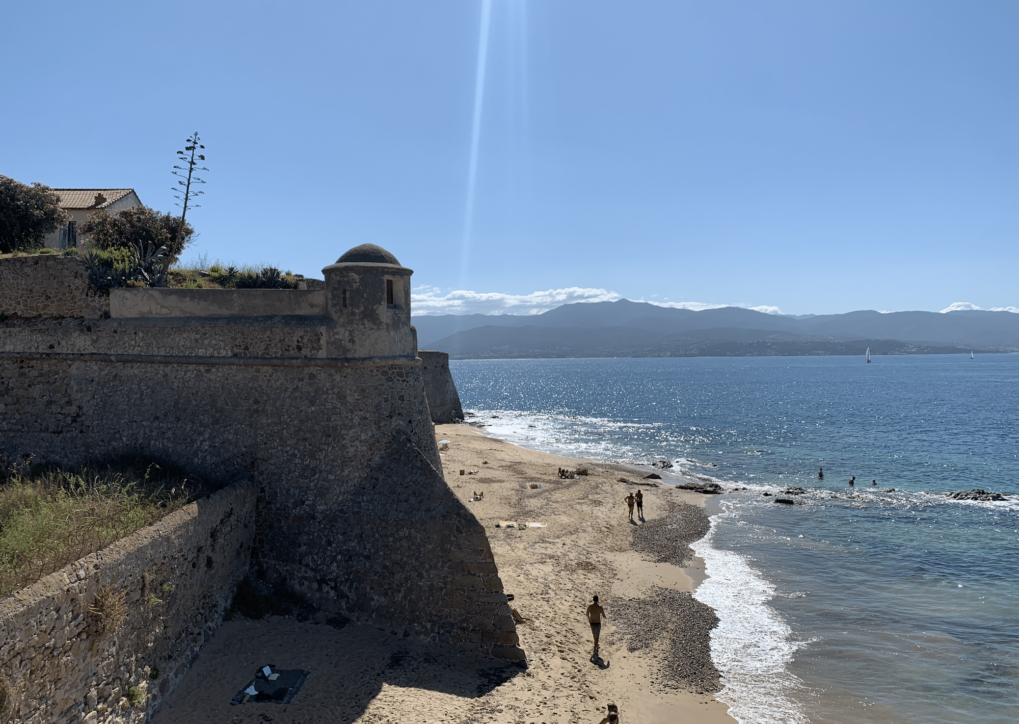 la citadelle d'ajaccio surplombe la plage saint-françois