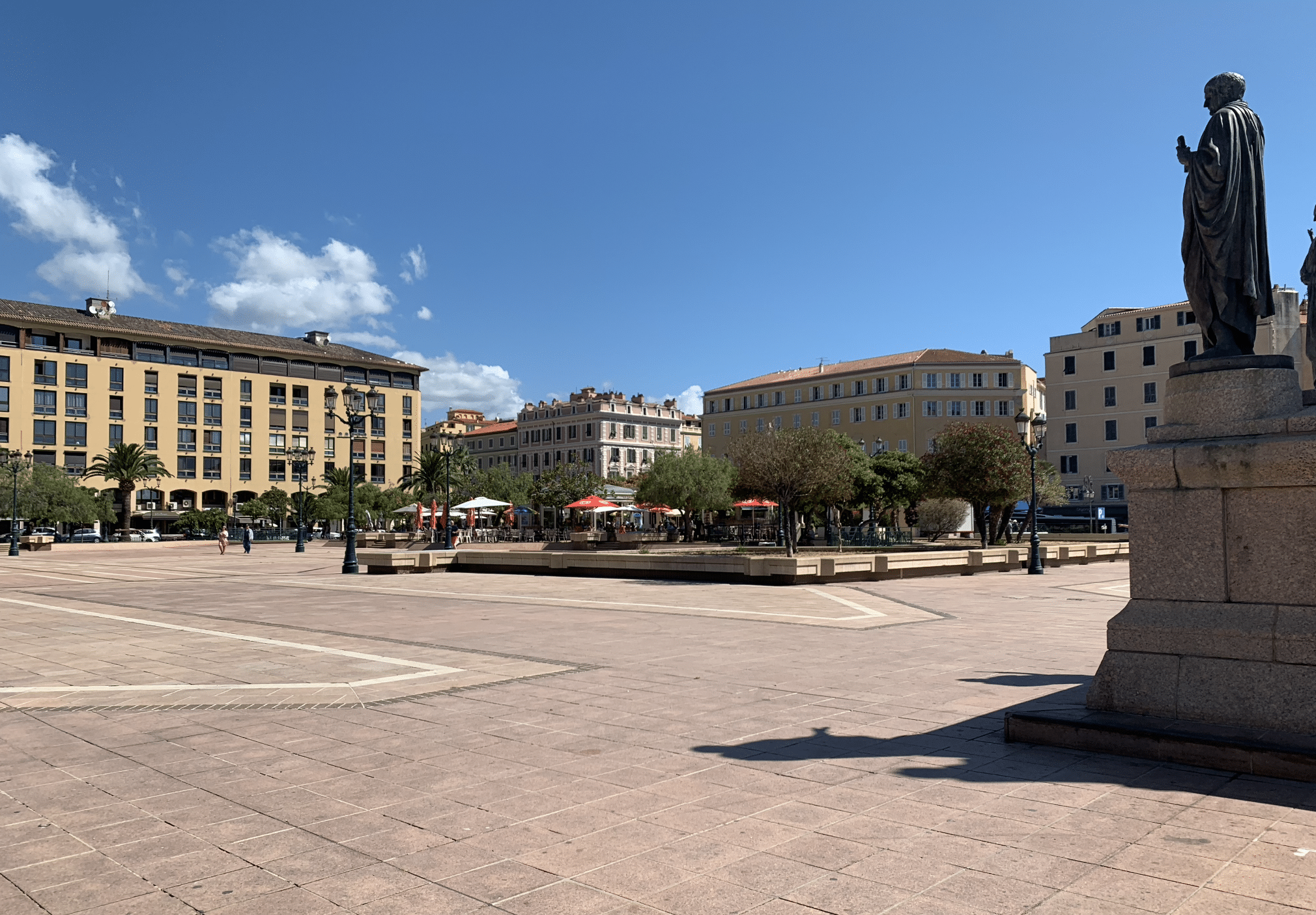 place charles de gaulle dans le centre-ville d'ajaccio