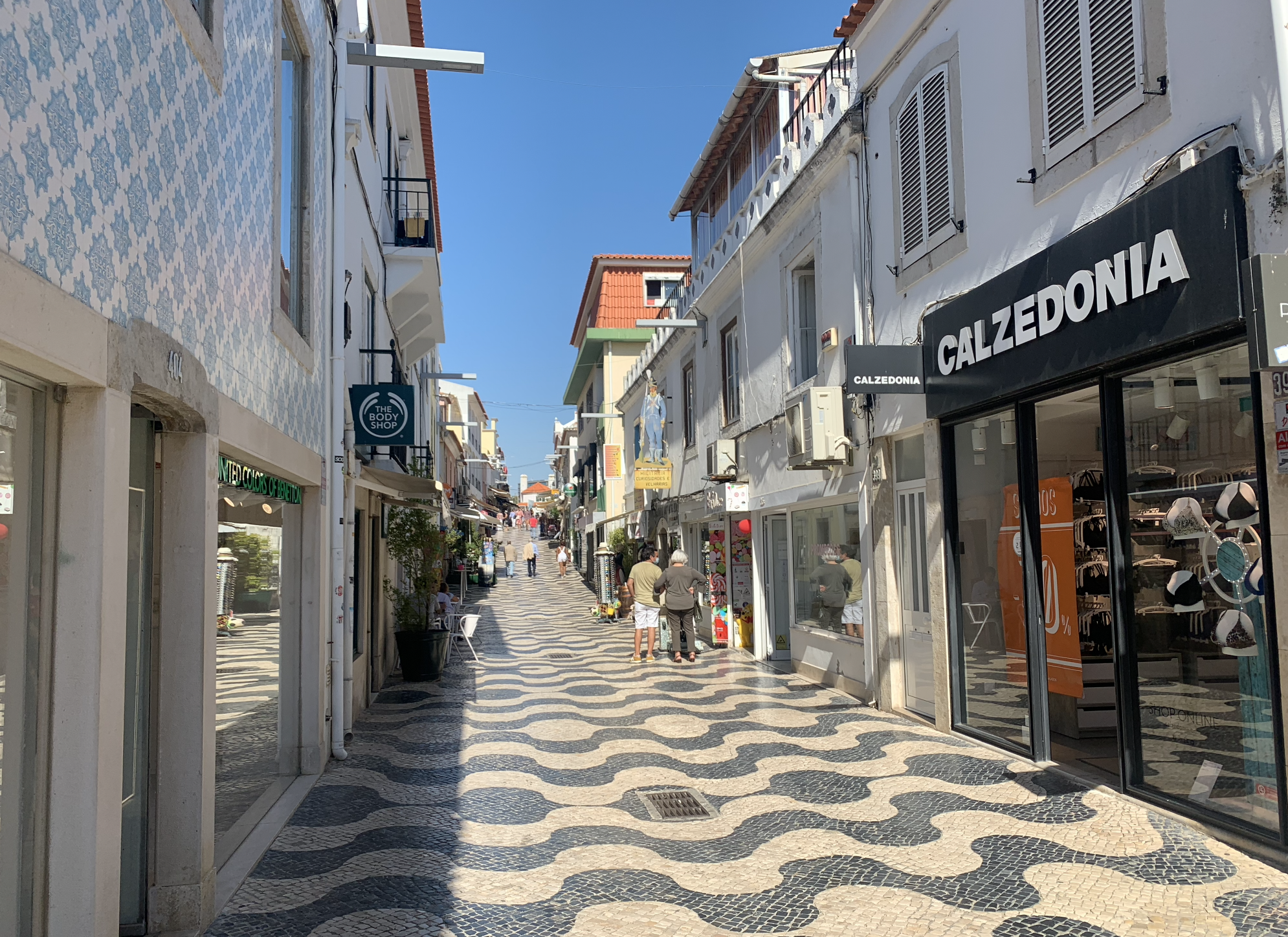 petite rue dans cascais au portugal