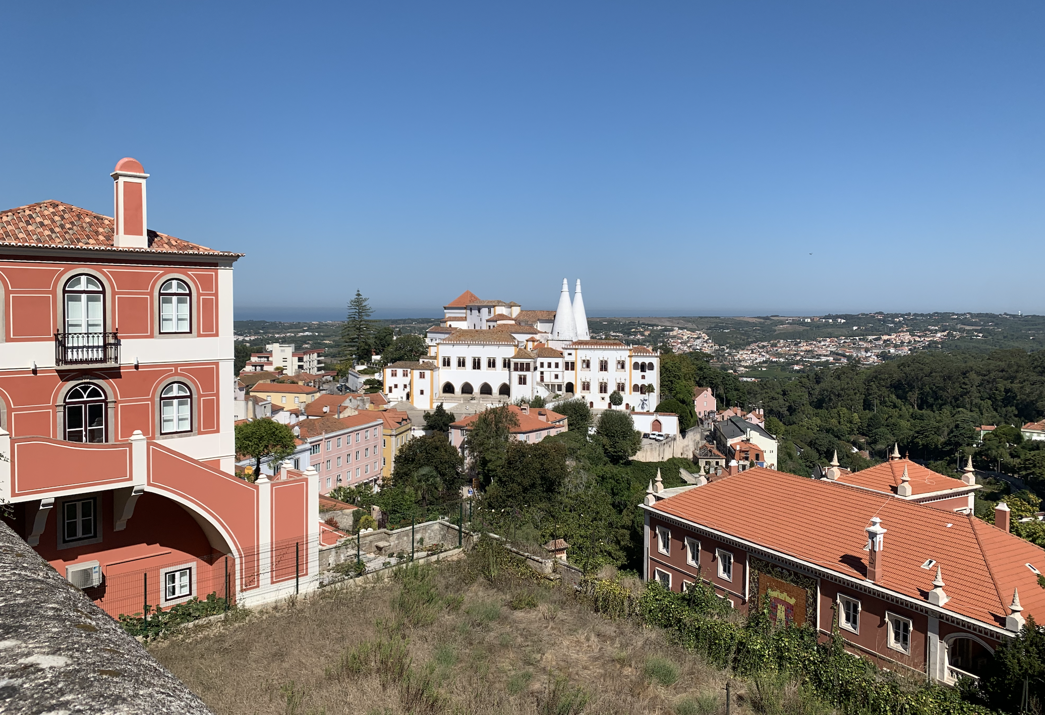 vue lointaine sur la palais national de sintra