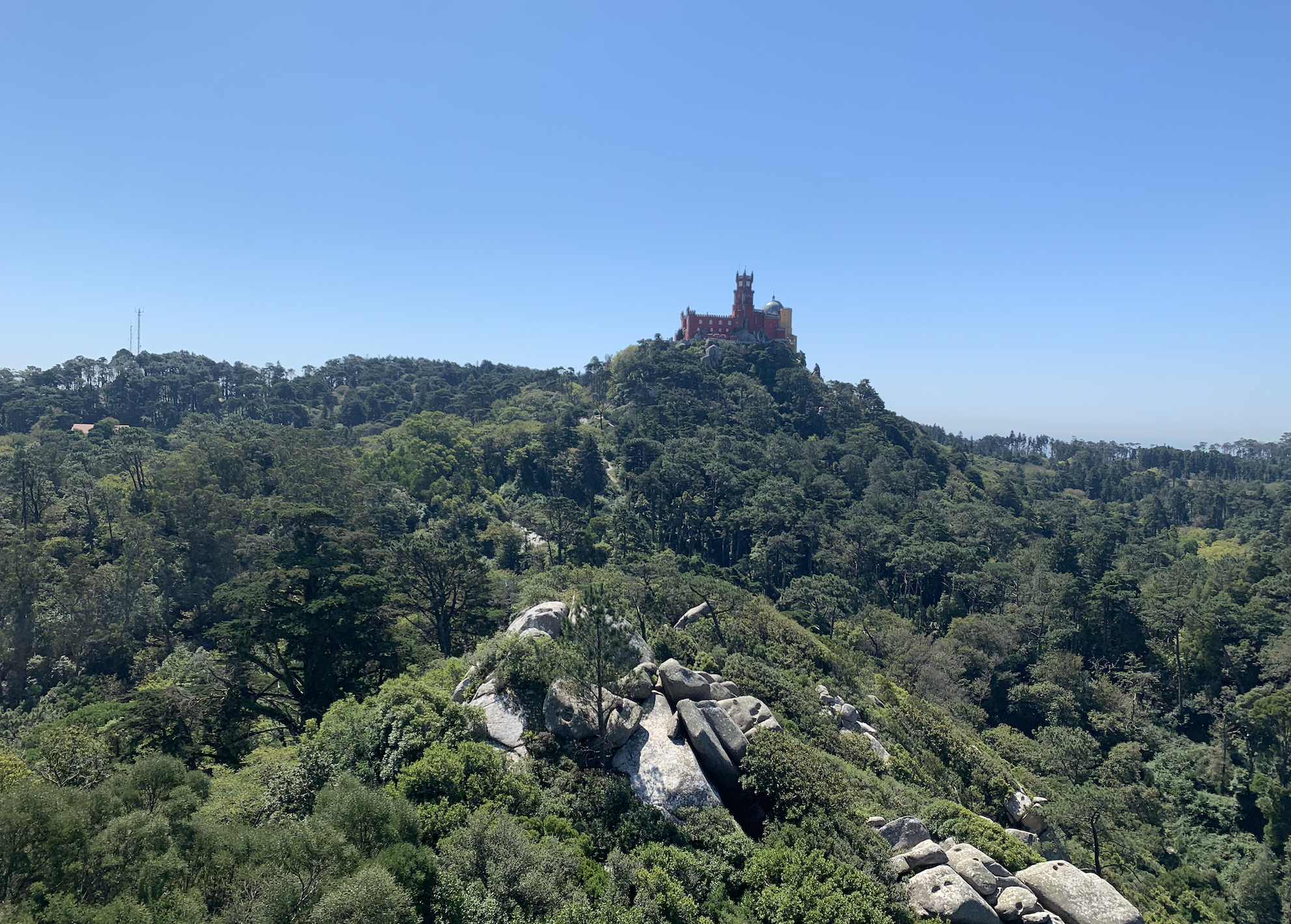 vue sur le palais national de pena depuis le chateau des maures