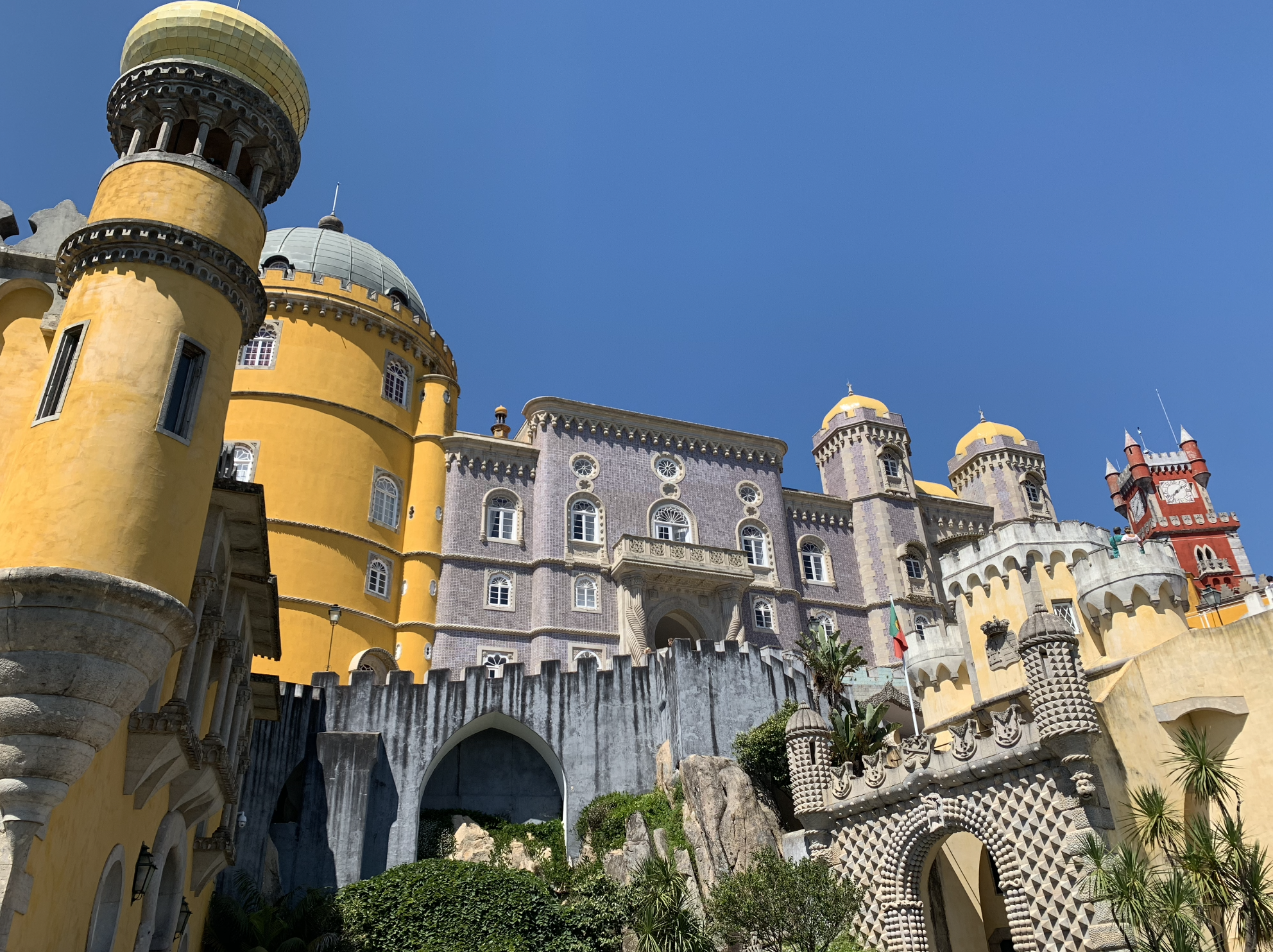 excursions depuis lisbonne : visiter le palais national de pena a sintra