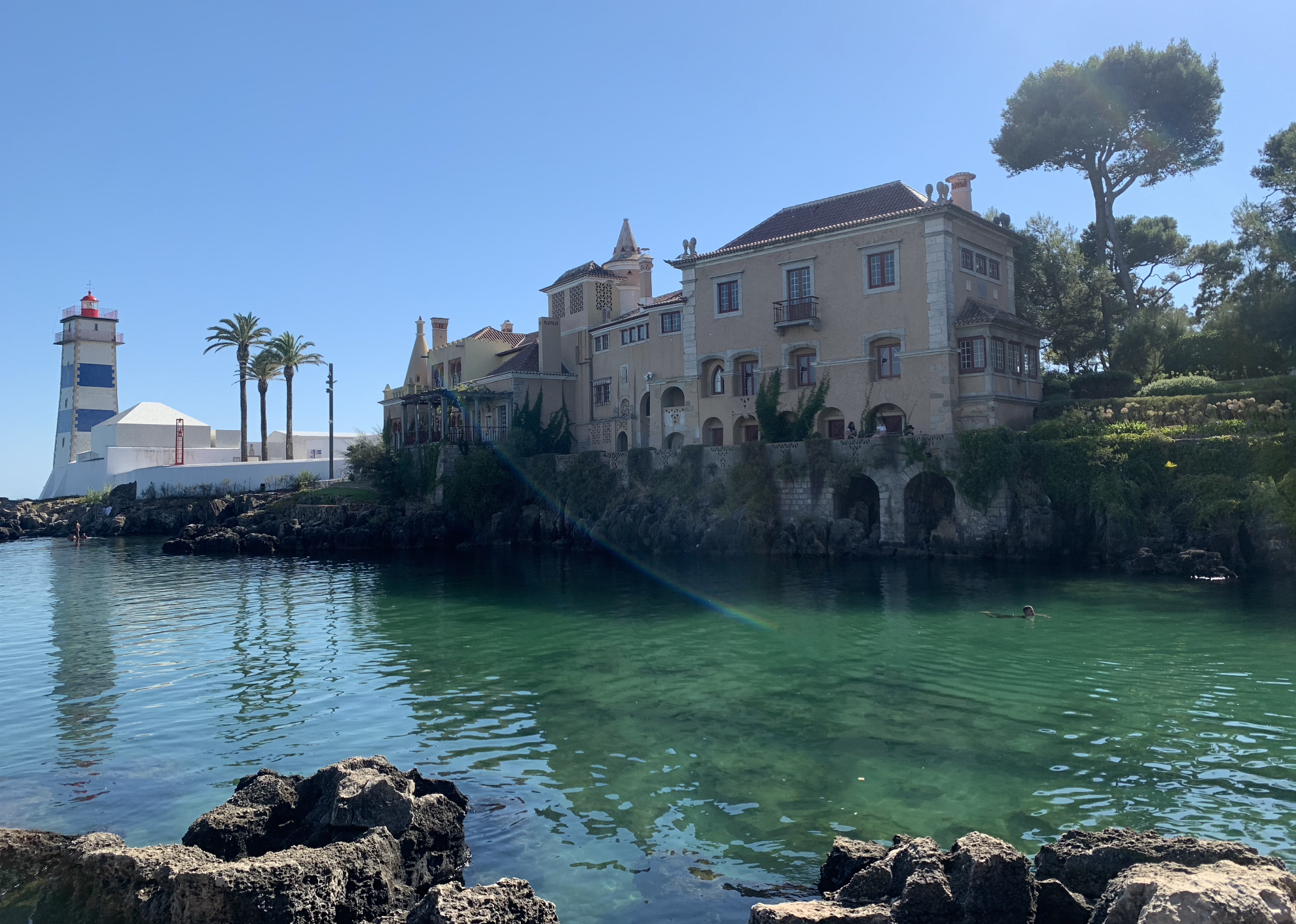 excursions depuis lisbonne : se baigner pres du phare de santa marta a cascais