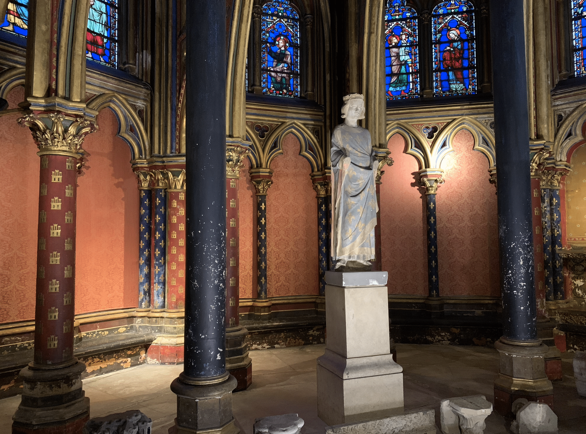 statue de louis ix dans la sainte chapelle