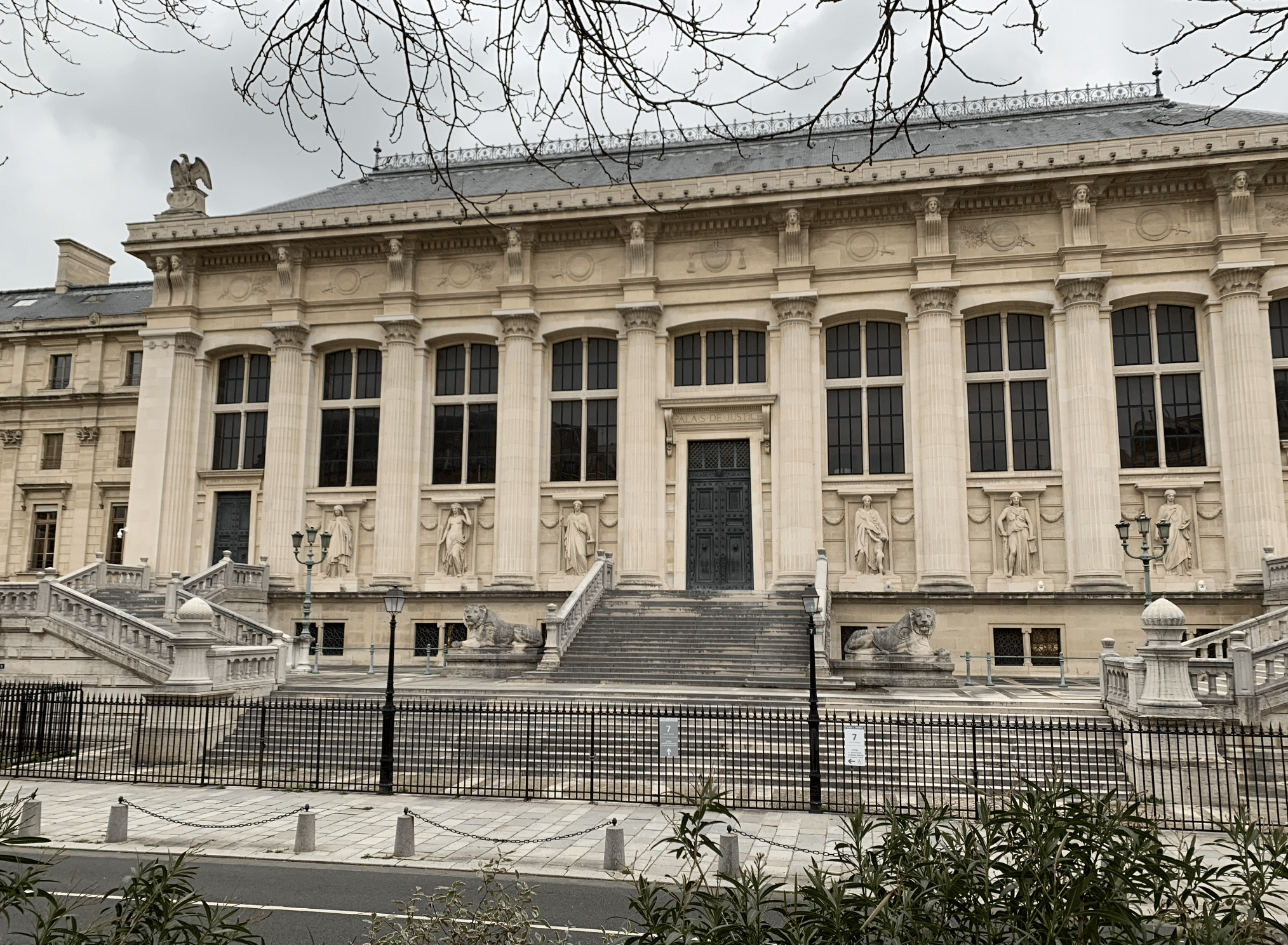promenade sur l’île de la Cité : le palais de justice