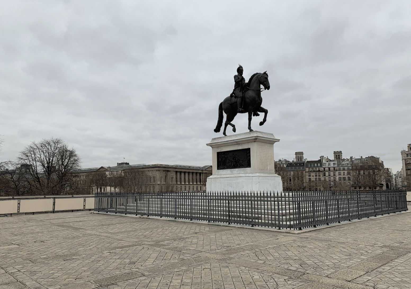 promenade sur l’île de la Cité : statue equestre d'henri iv