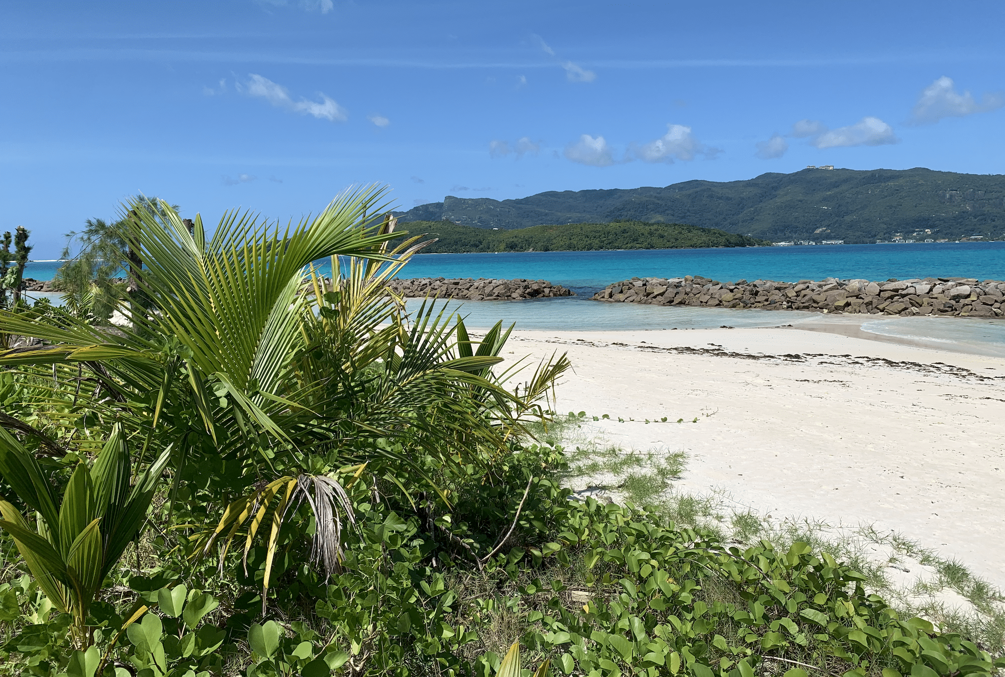 plage de l'ile de sainte anne aux seychelles