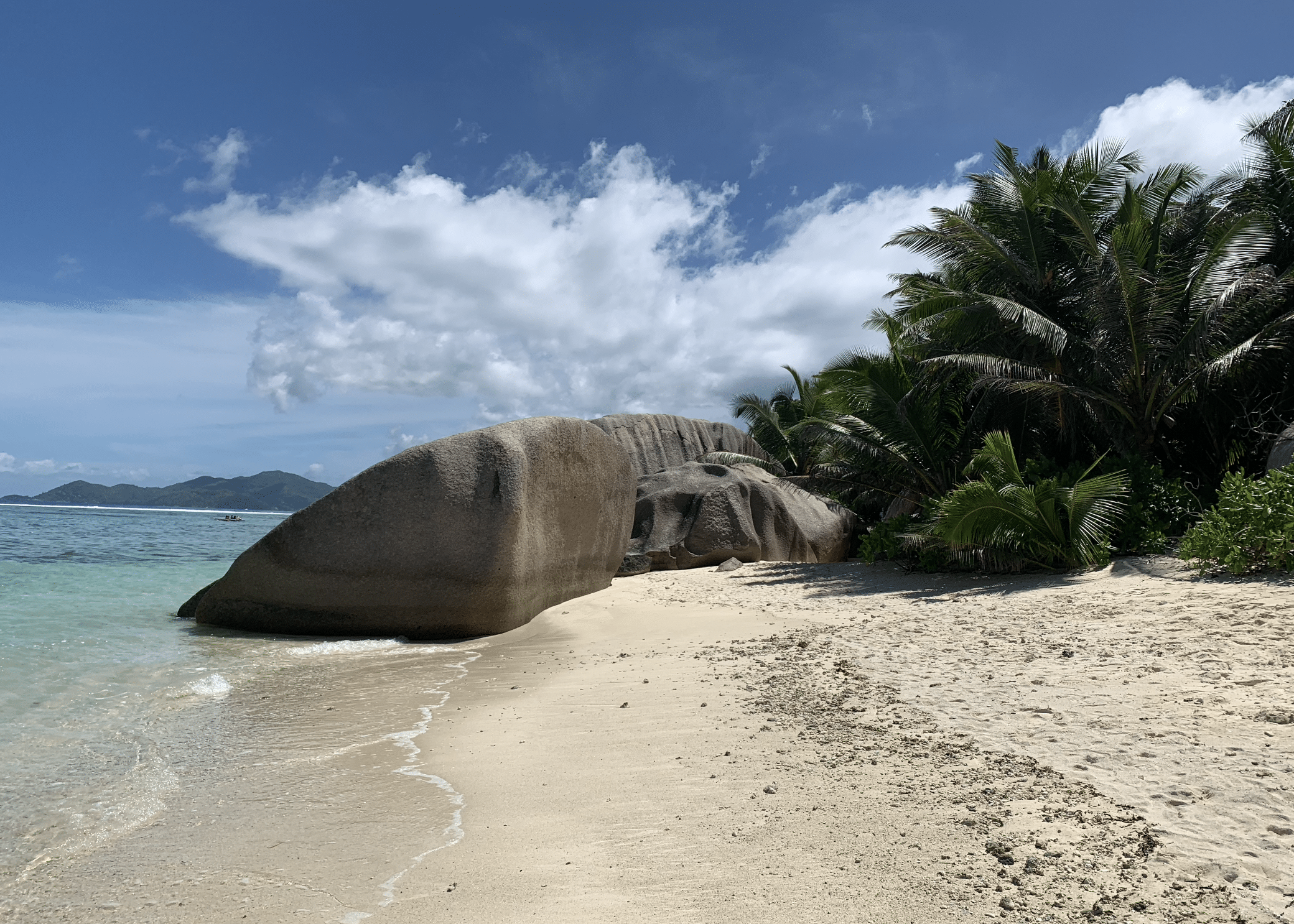 rocher granitique sur la plage anse source d'argent