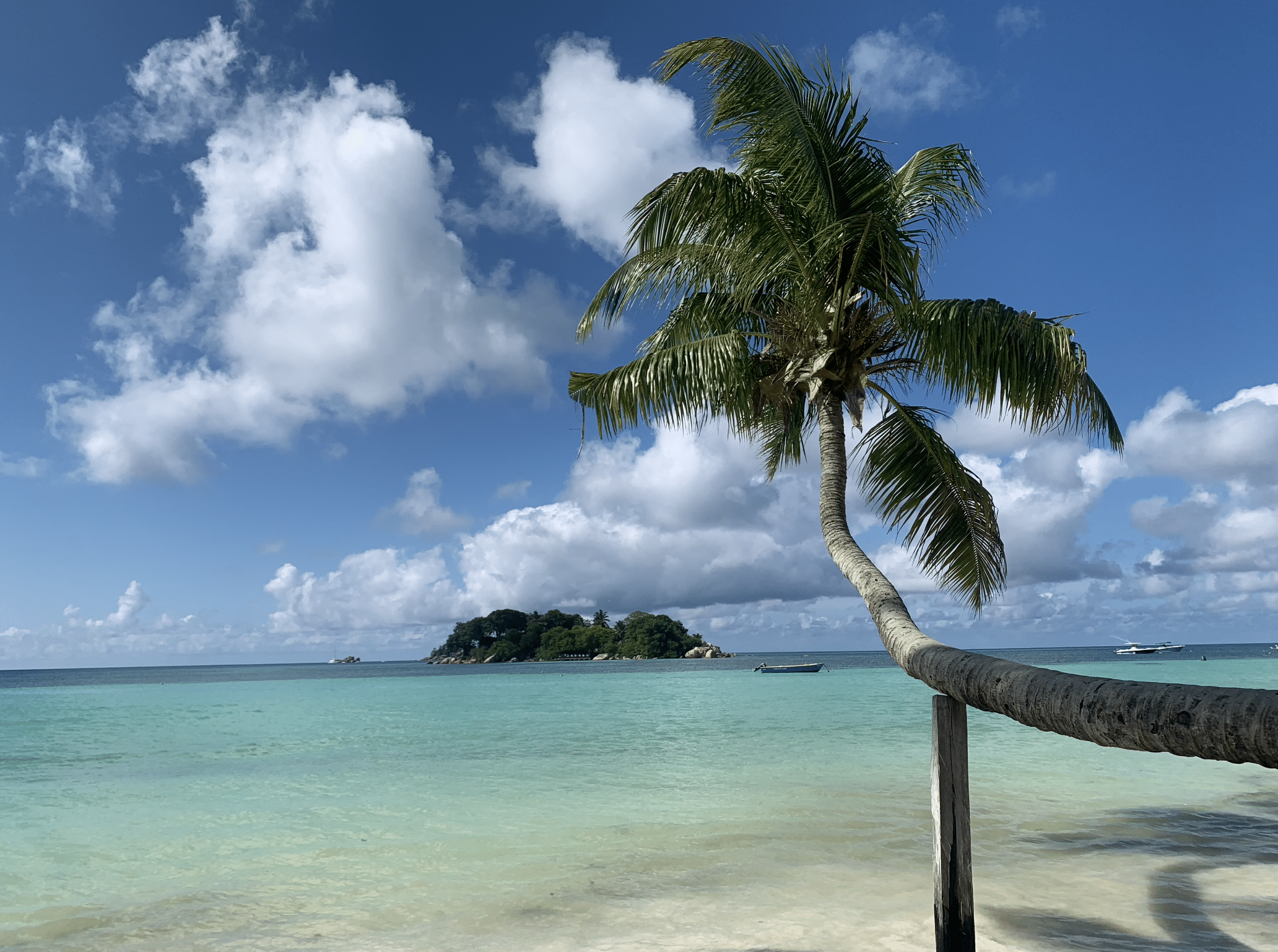 la plage d'anse volbert aux seychelles