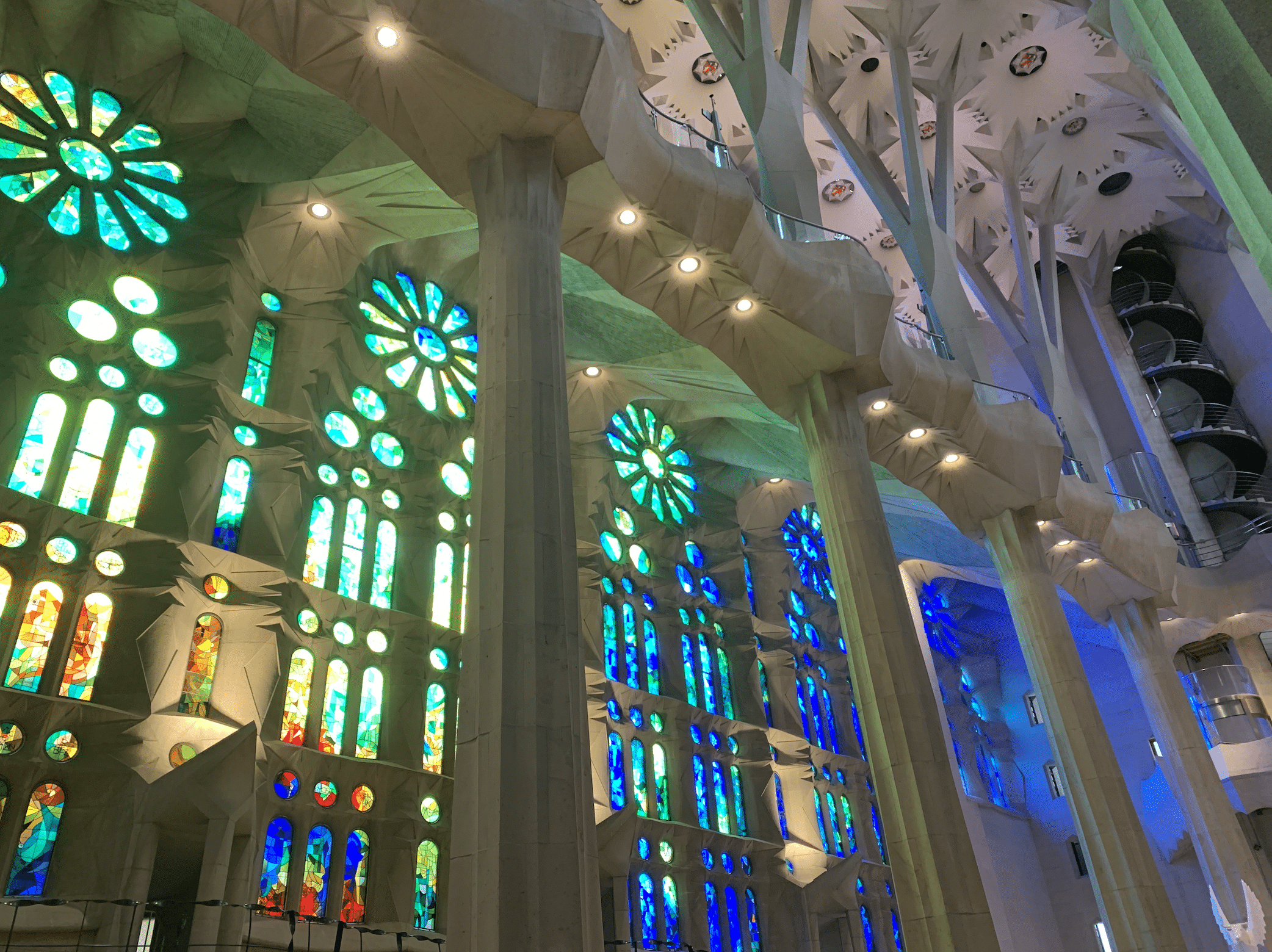 les vitraux a l'interieur de la sagrada familia a barcelone