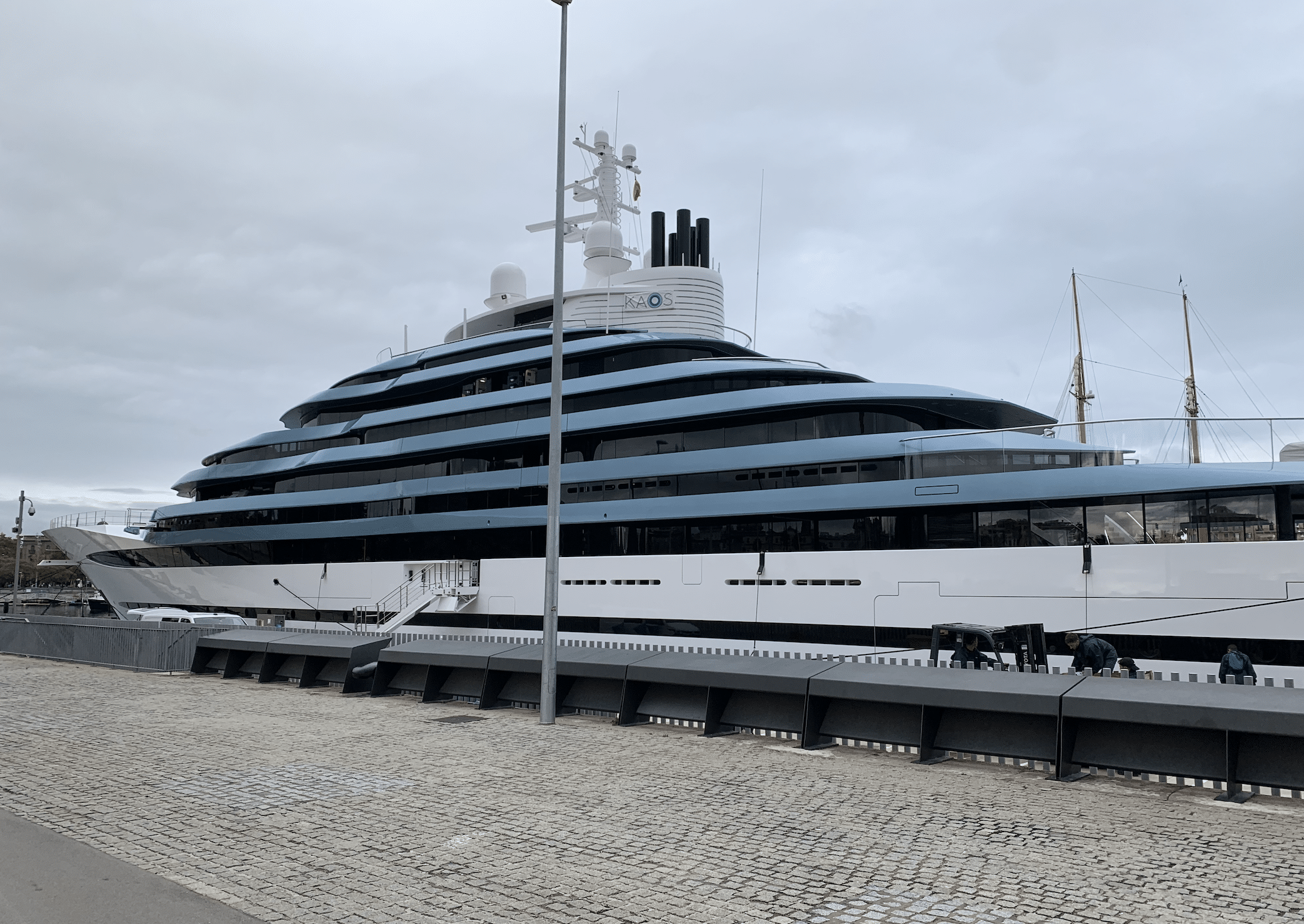 enorme yacht dans le port de barcelone