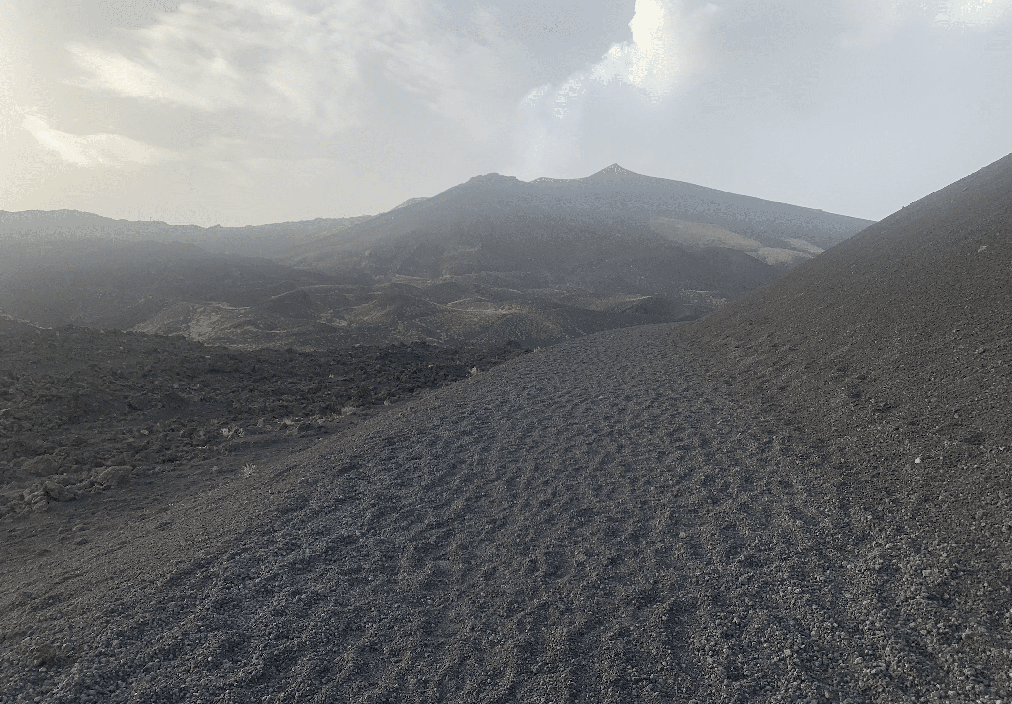 excursion sur l'etna : dunes de sable des crateres