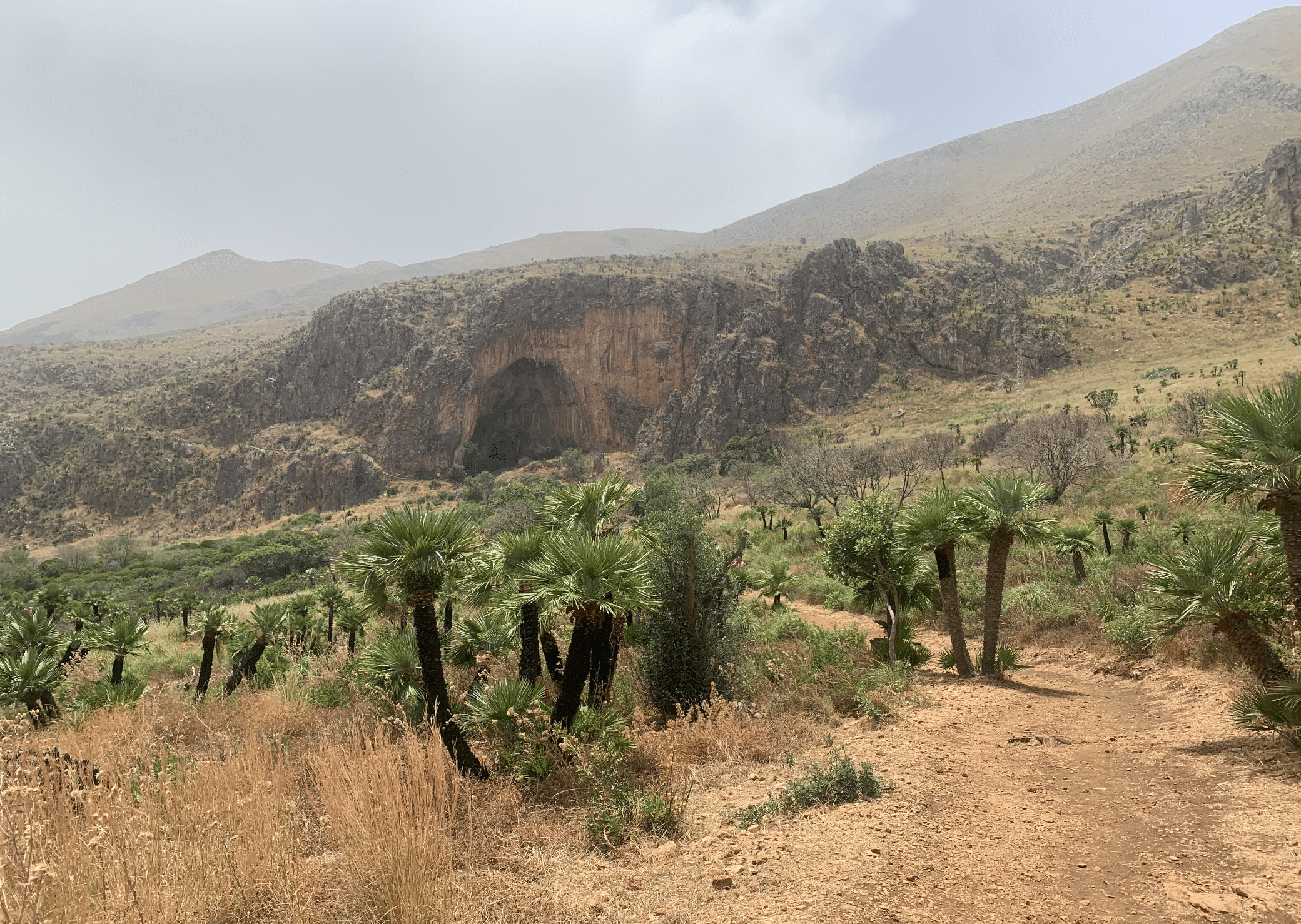 grotte dans la reserve naturelle du zingaro