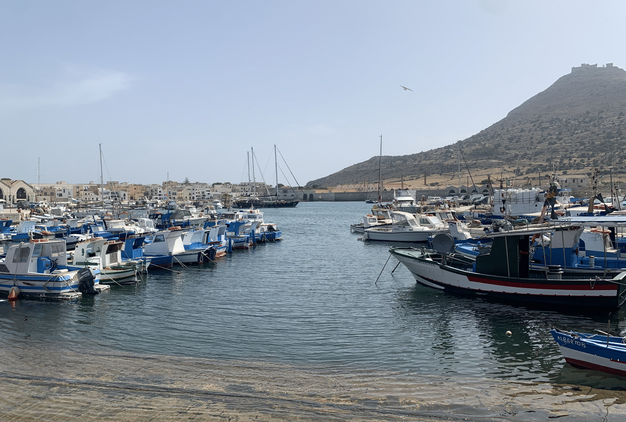 port de l'ile de favignana en sicile