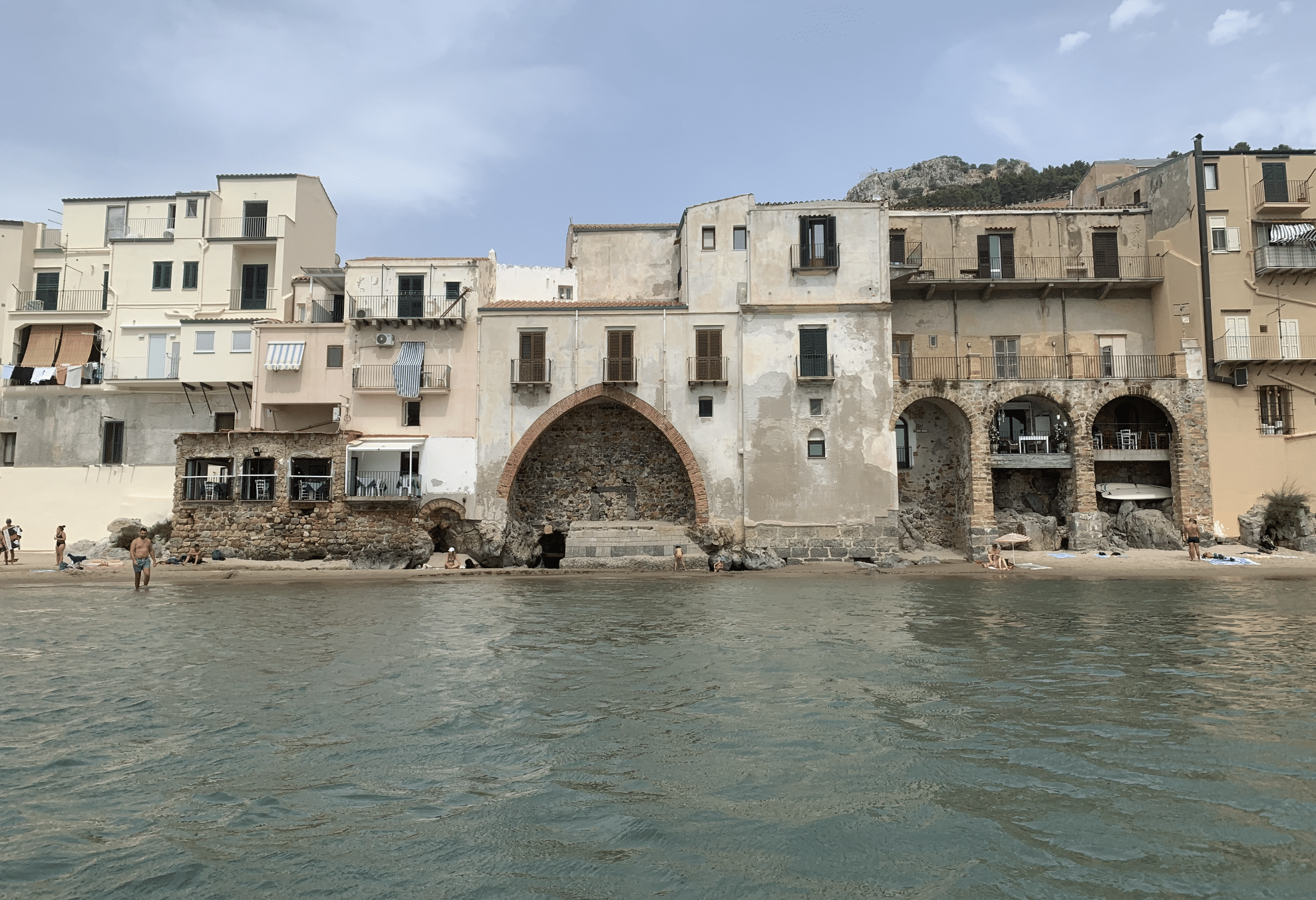 architecture du front de mer sur la plage de cefalu en sicile