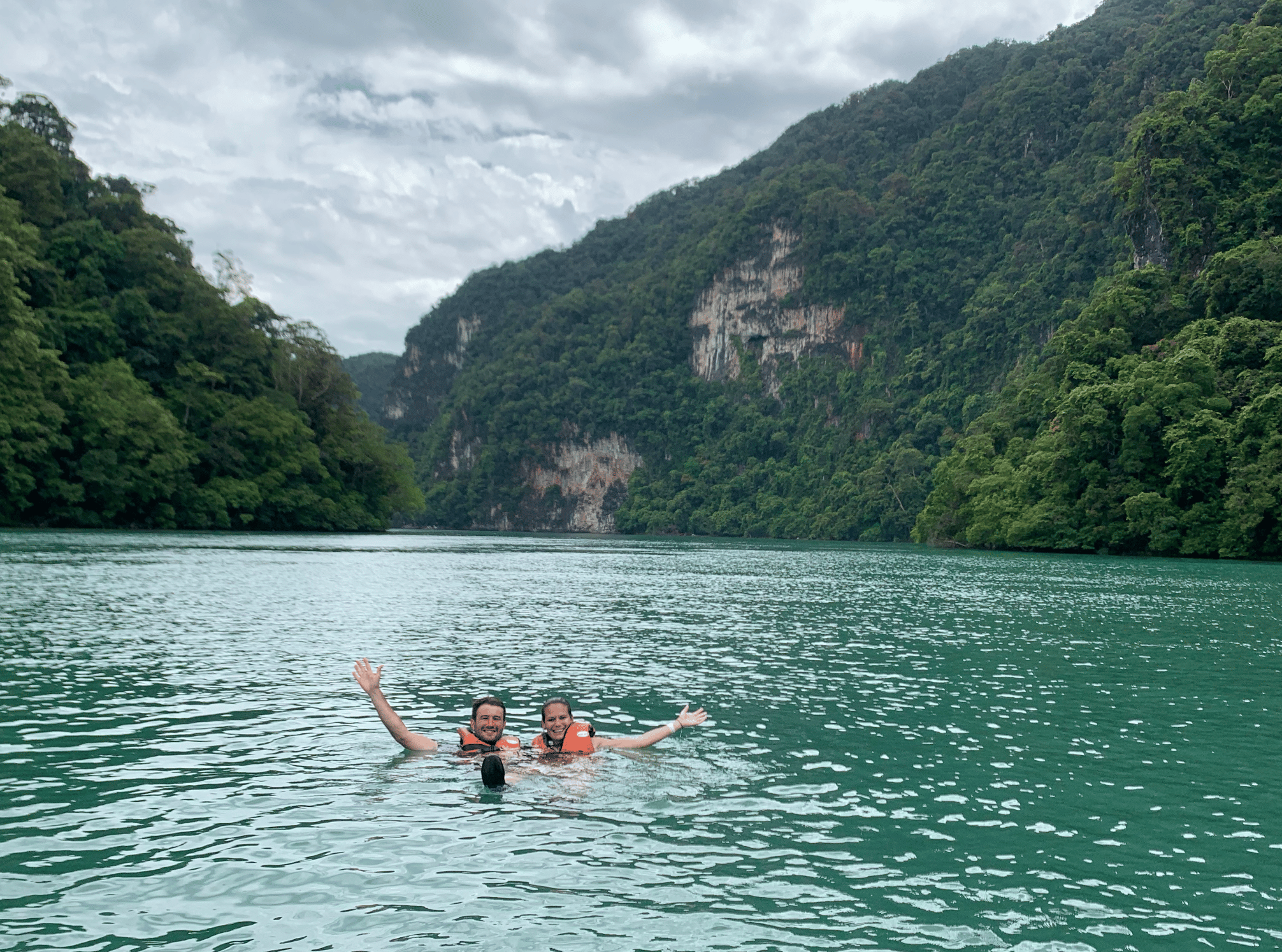 baignade lors d'une randonnee jetski a langkawi en malaisie