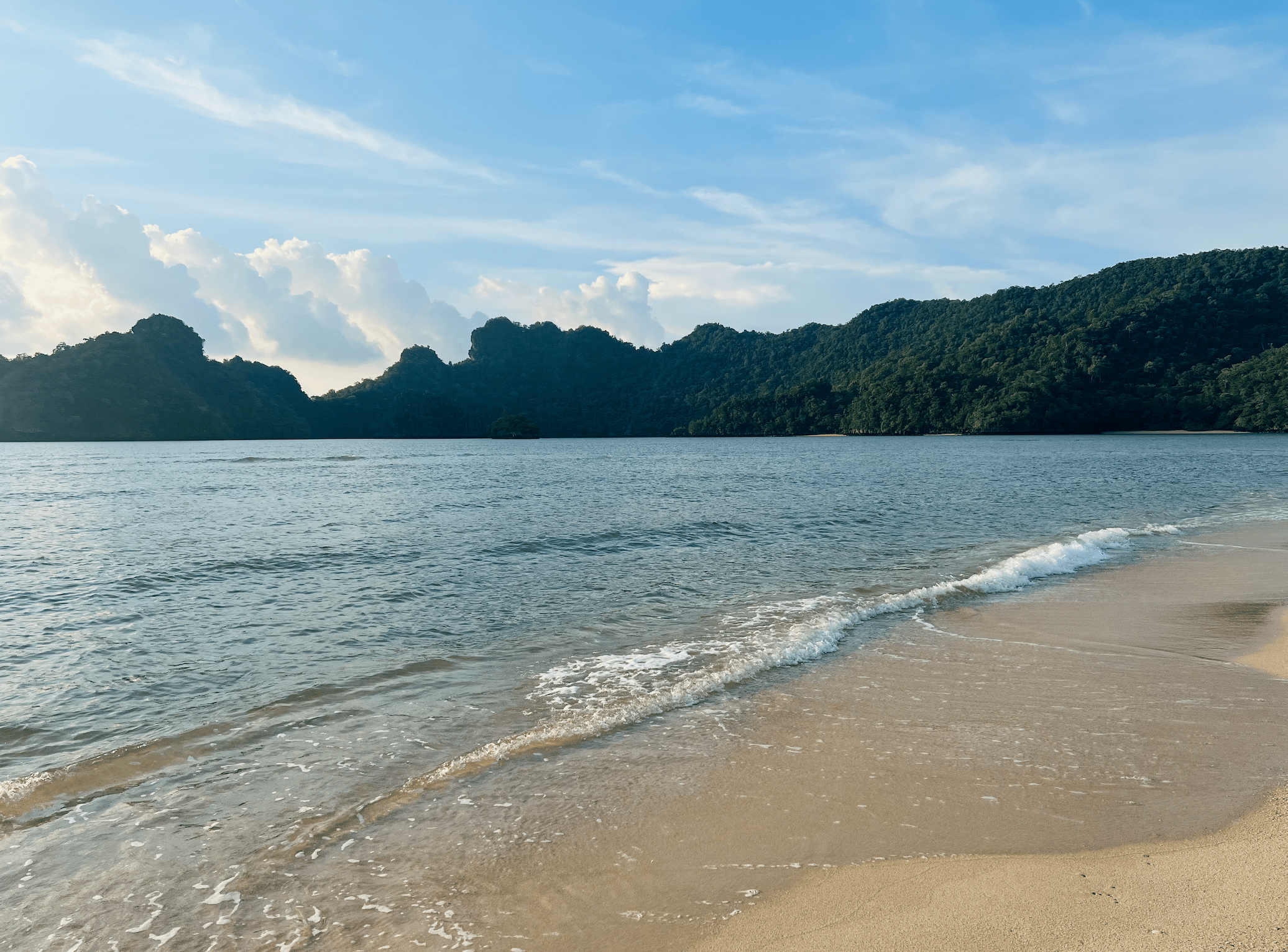 plage du four seasons au nord de l'ile de langkawi en malaisie