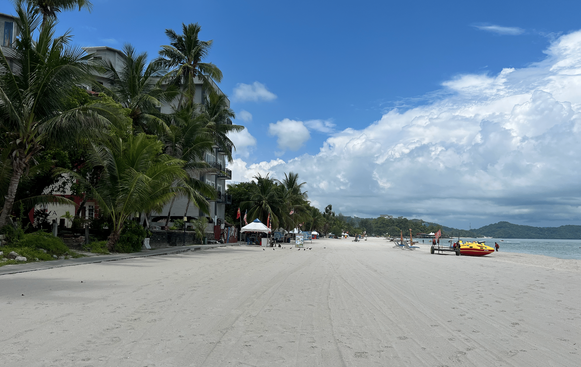 la plage de pantai cenang a langkawi en malaisie