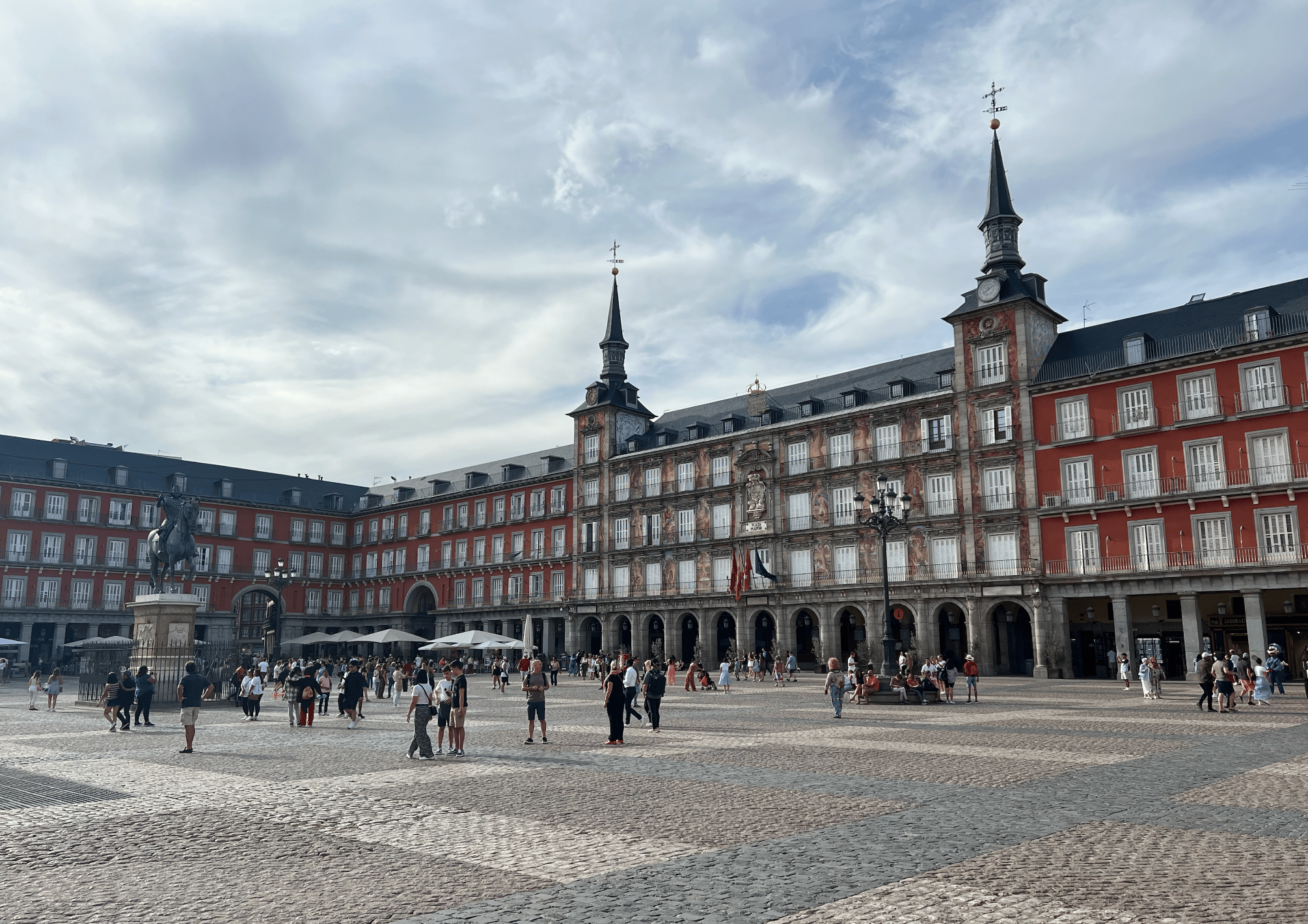 edifices de la plaza mayor a madrid