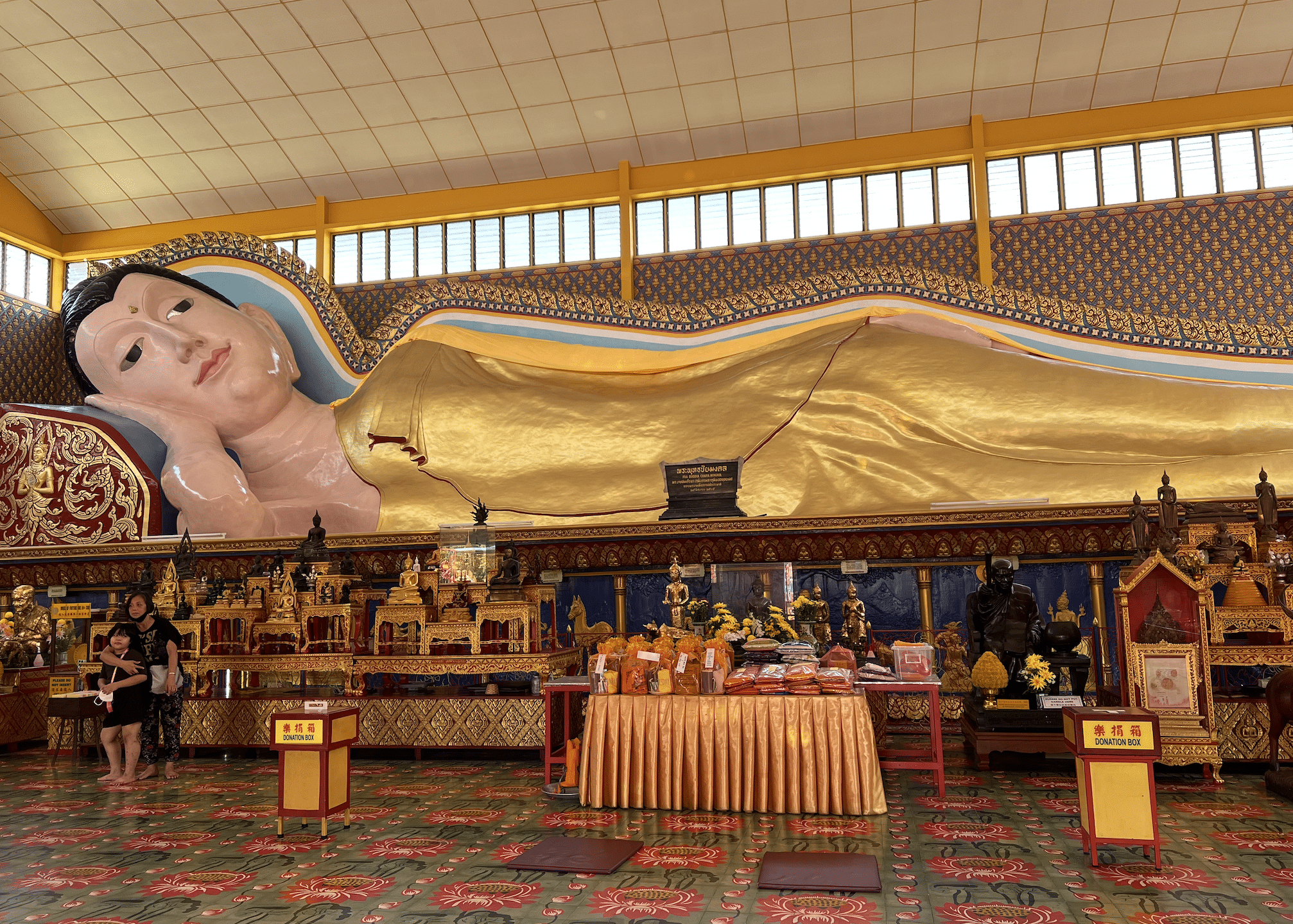 le bouddha couche a l interieur du temple wat Chayamangkalaram en malaisie