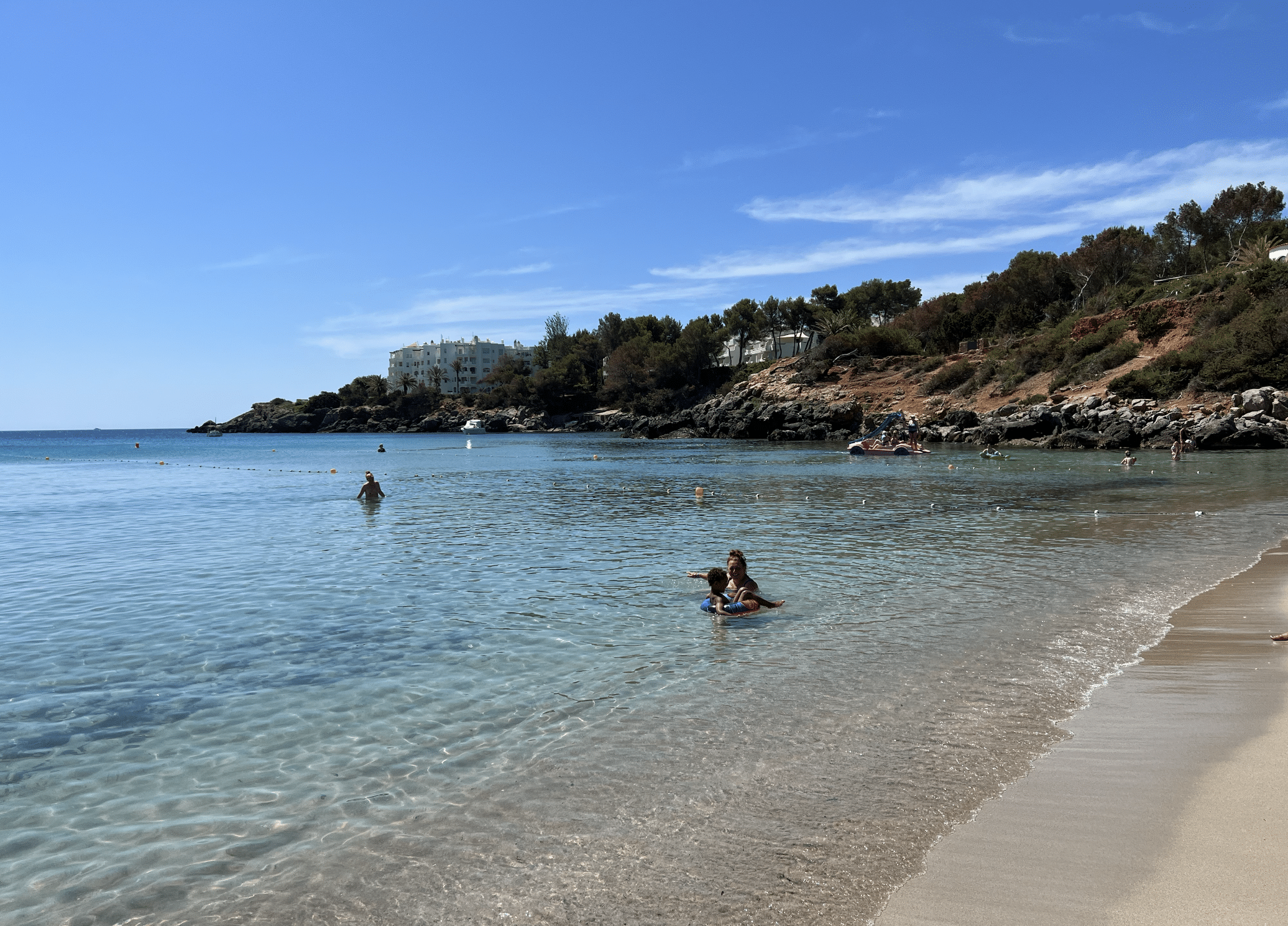 6 raisons de visiter ibiza : voir la plage de cala llenya sur la cote est de l ile
