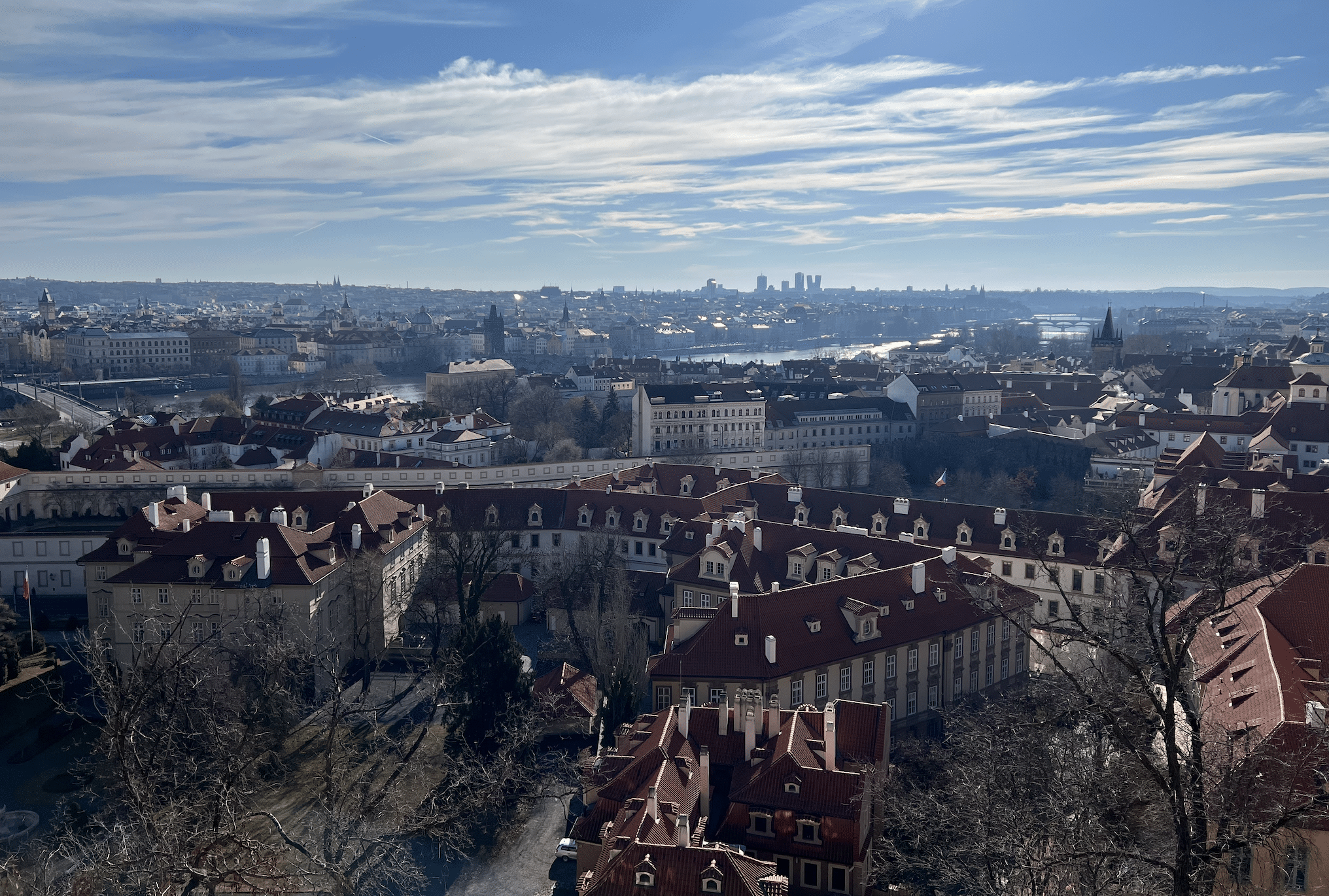 vue sur la vieille ville de prague depuis le quartier de hradcany