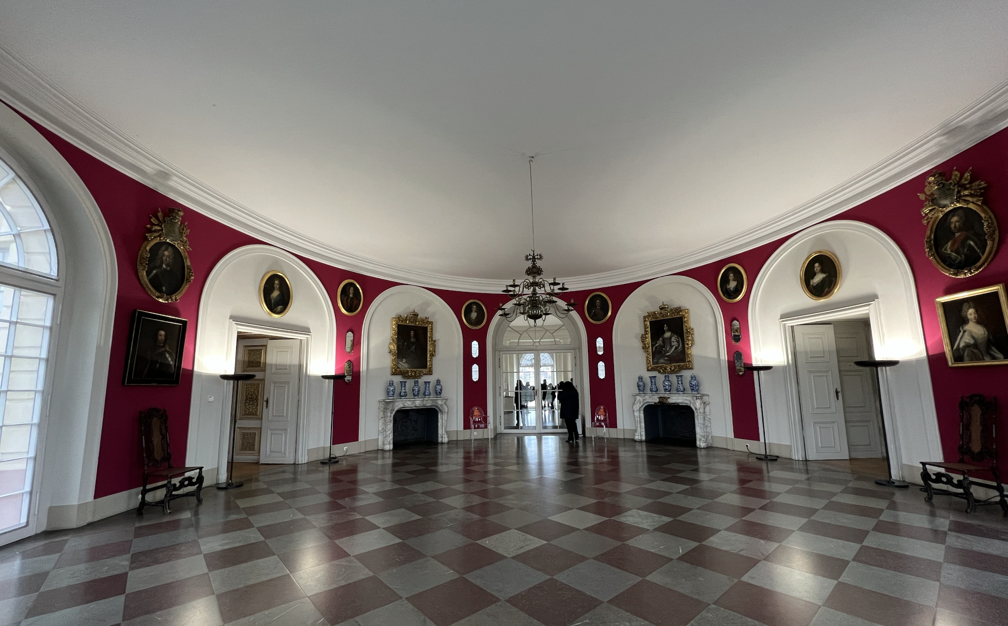 la salle ovale du chateau de charlottenburg a berlin