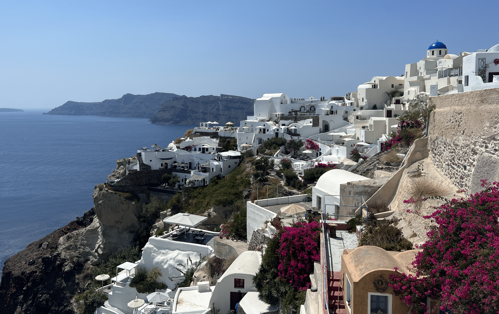 vue sur les villages blancs a santorin en grece