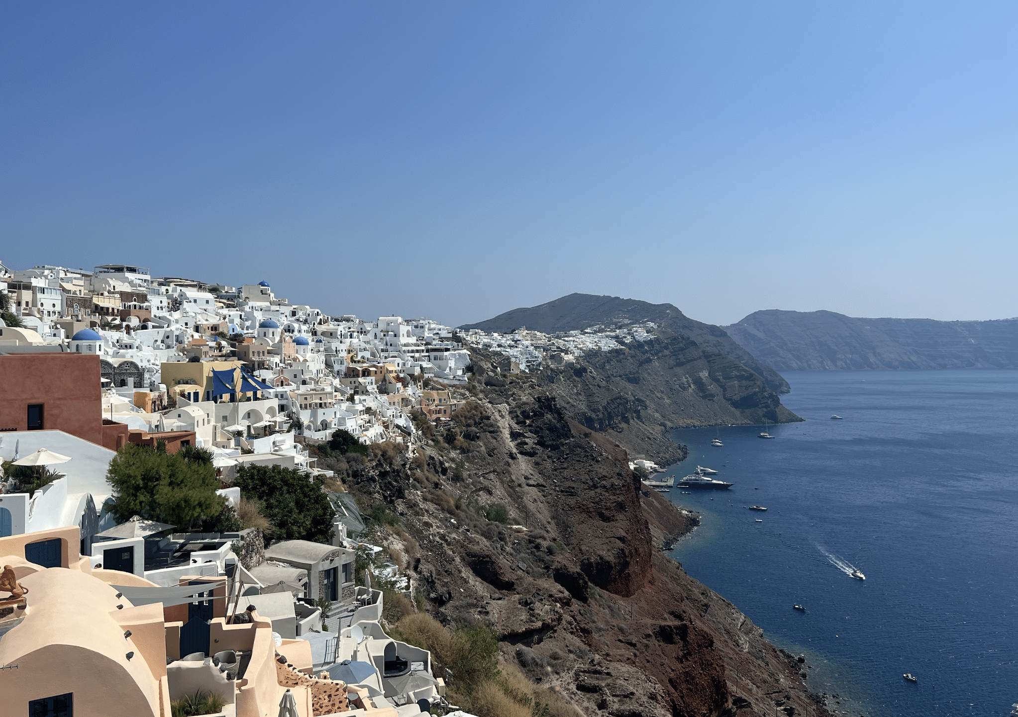 vue sur le village d oia et les falaises a santorin en grece