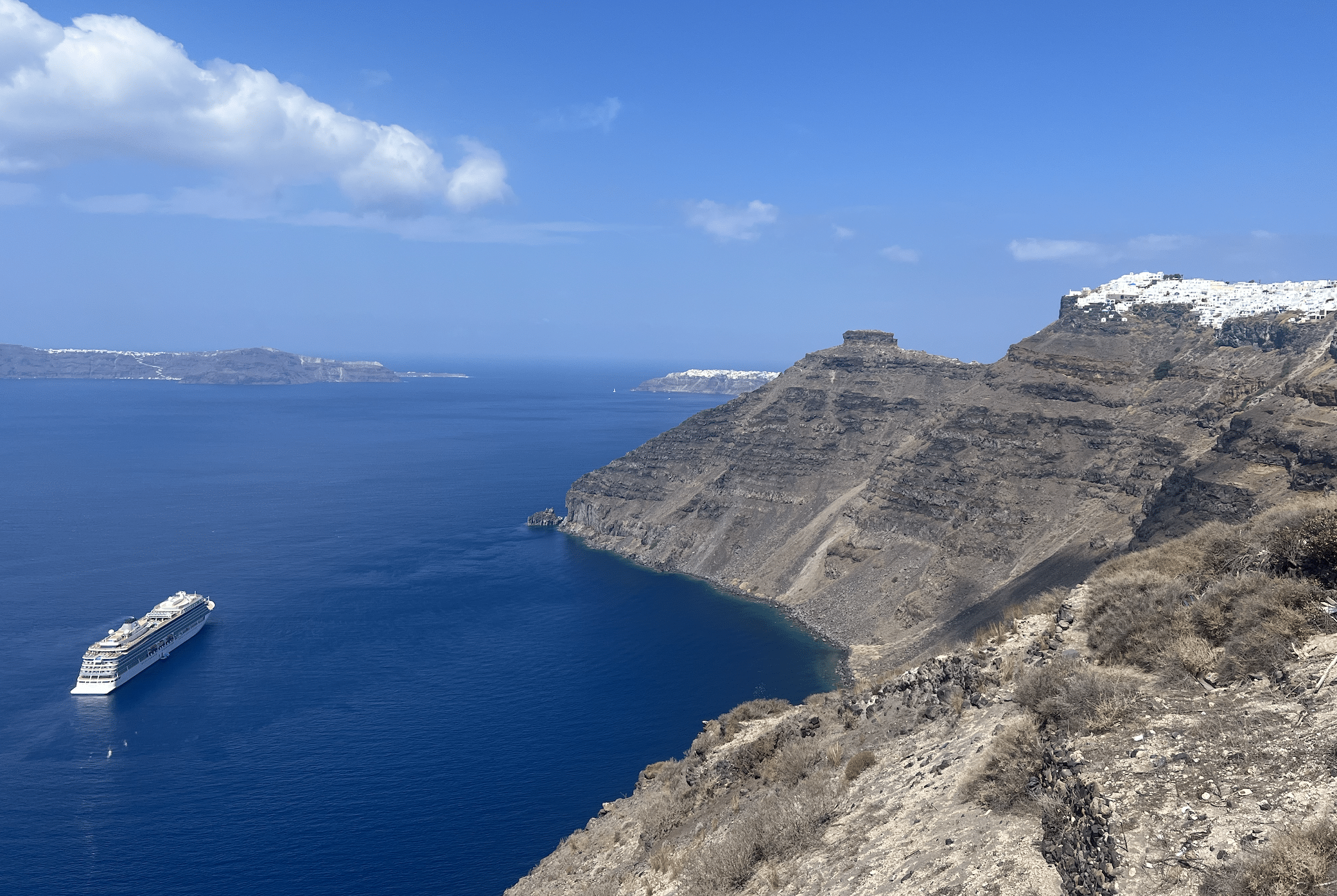 vue sur le rocher de skaros depuis le village de fira a santorin en grece