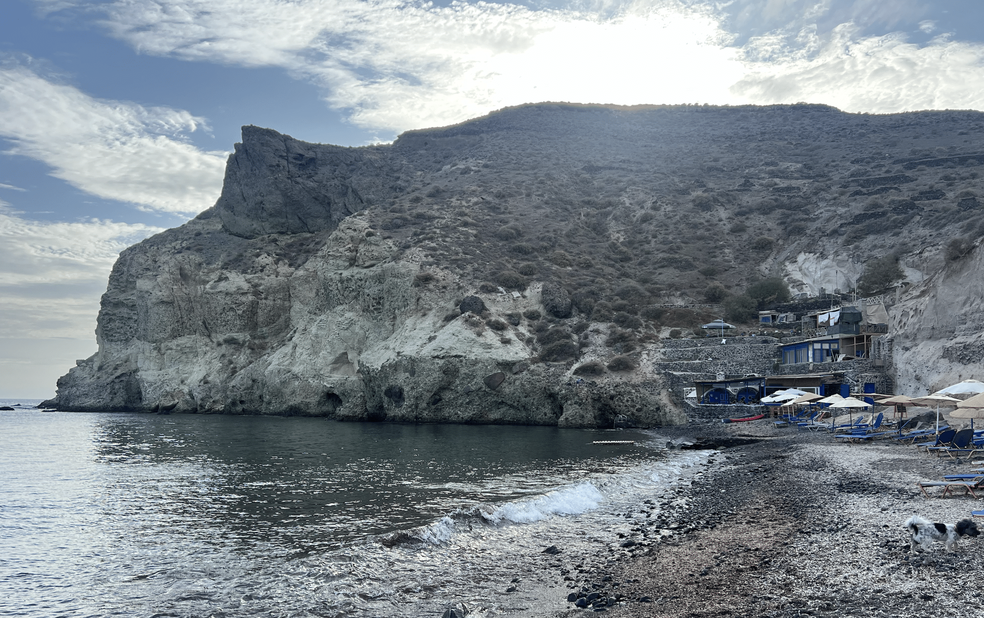 la plage de kampia a santorin en grece