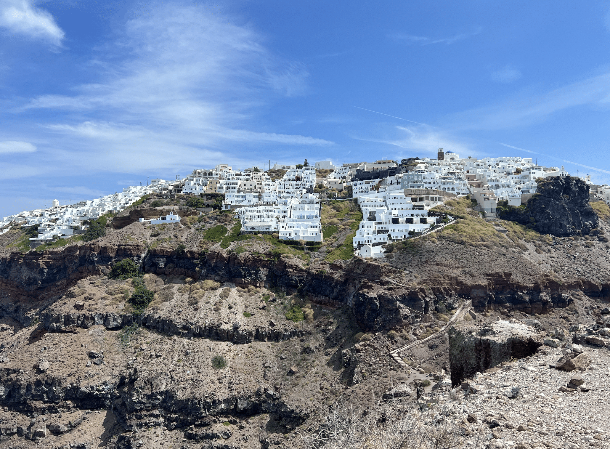 vue depuis le rocher de skaros a santorin en grece