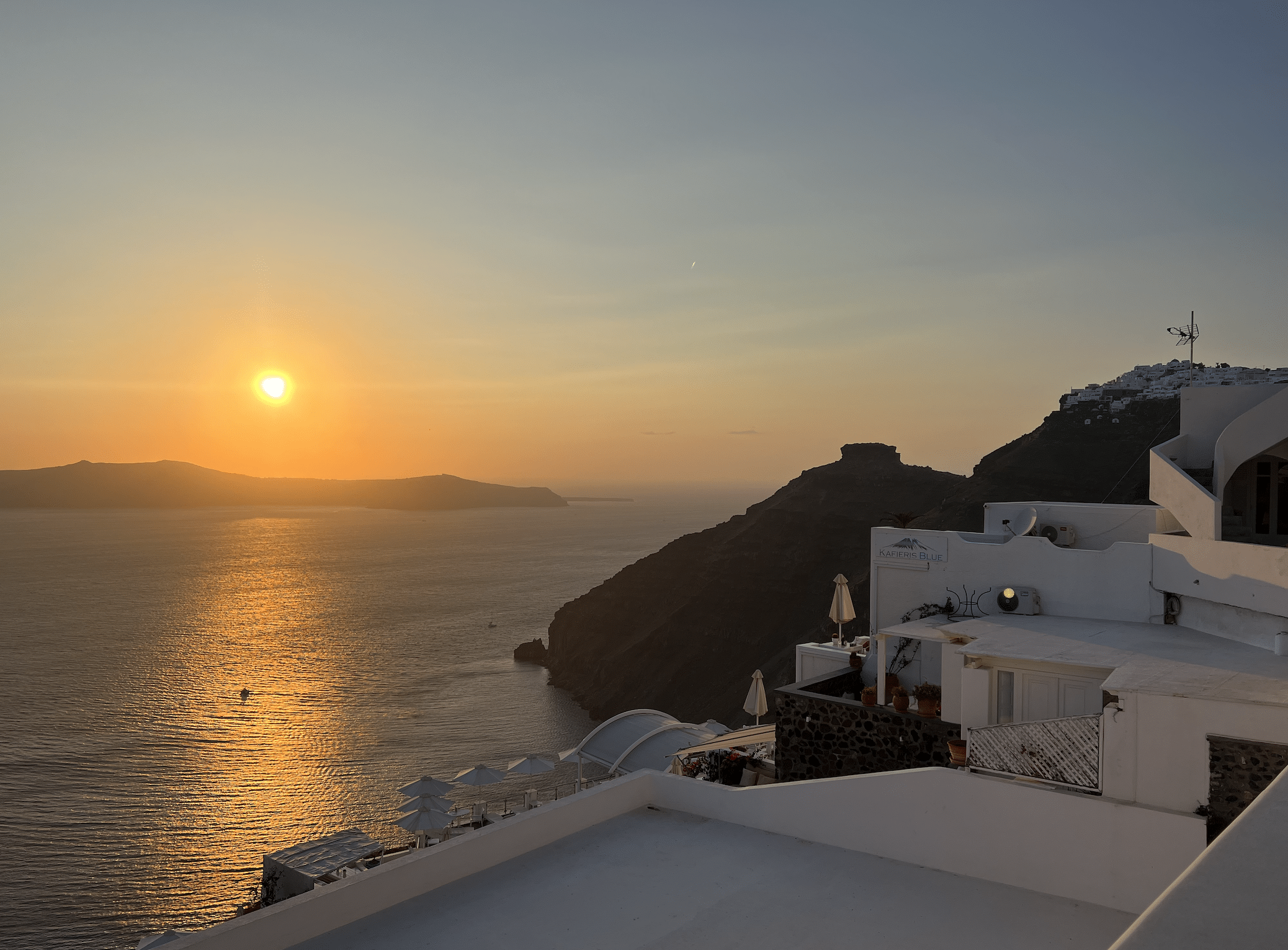 coucher de soleil a santorin en grece