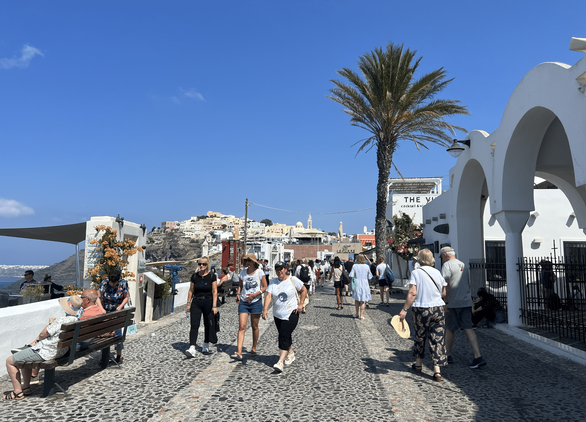rue principale de fira a santorin en grece