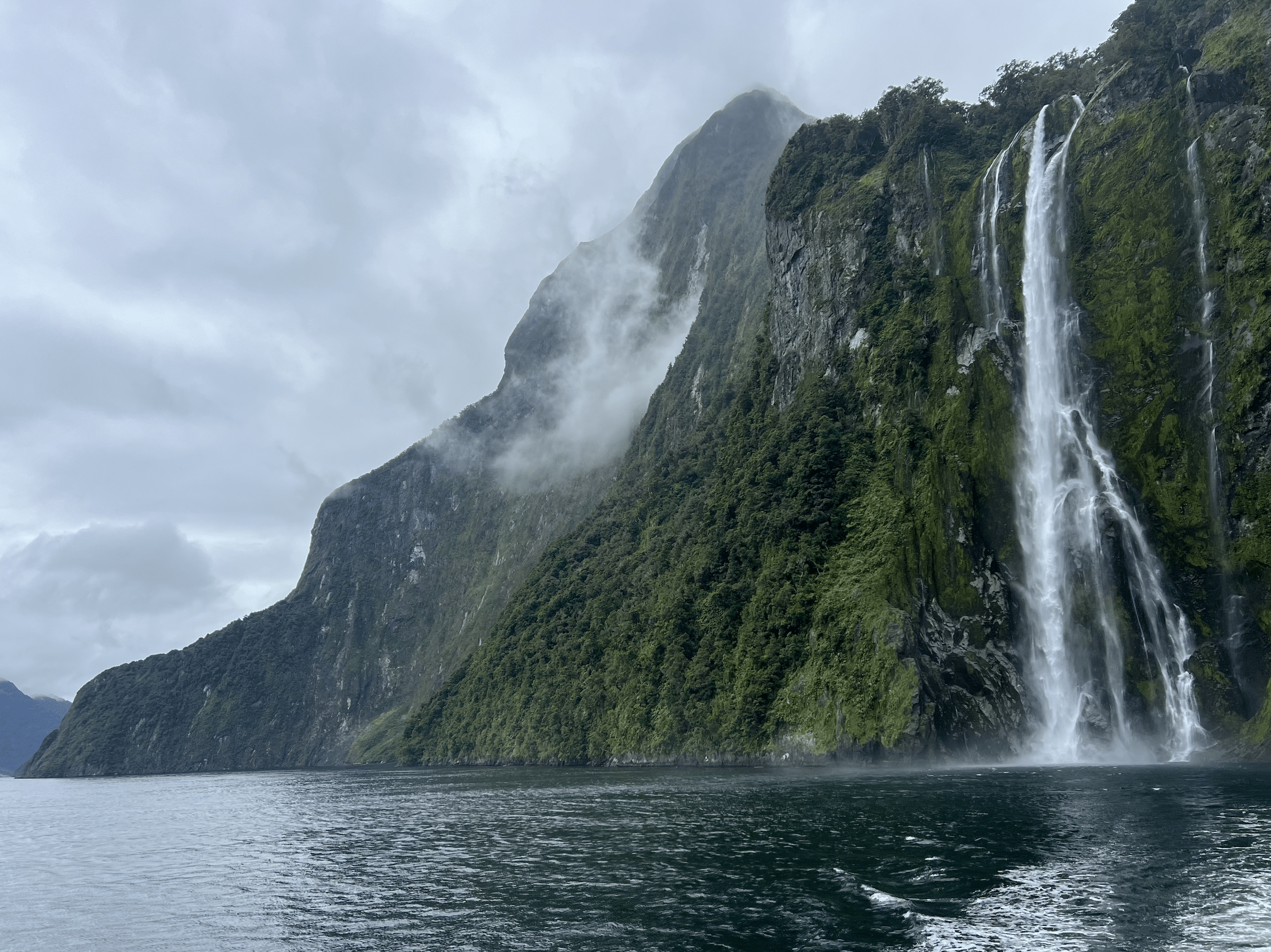 cascade sur le milford sound en nouvelle zelande