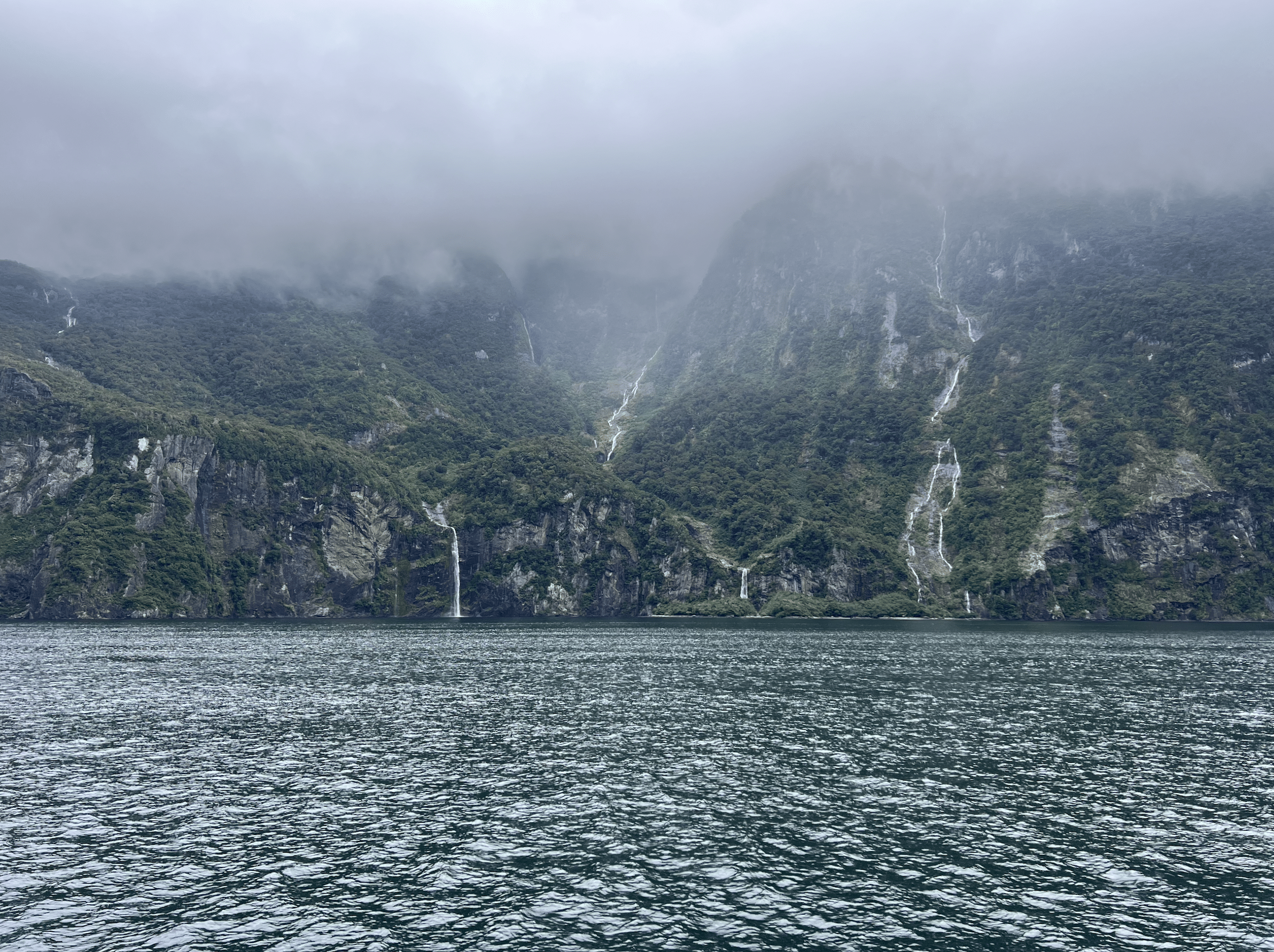 cascades et montagnes sur le milford sound