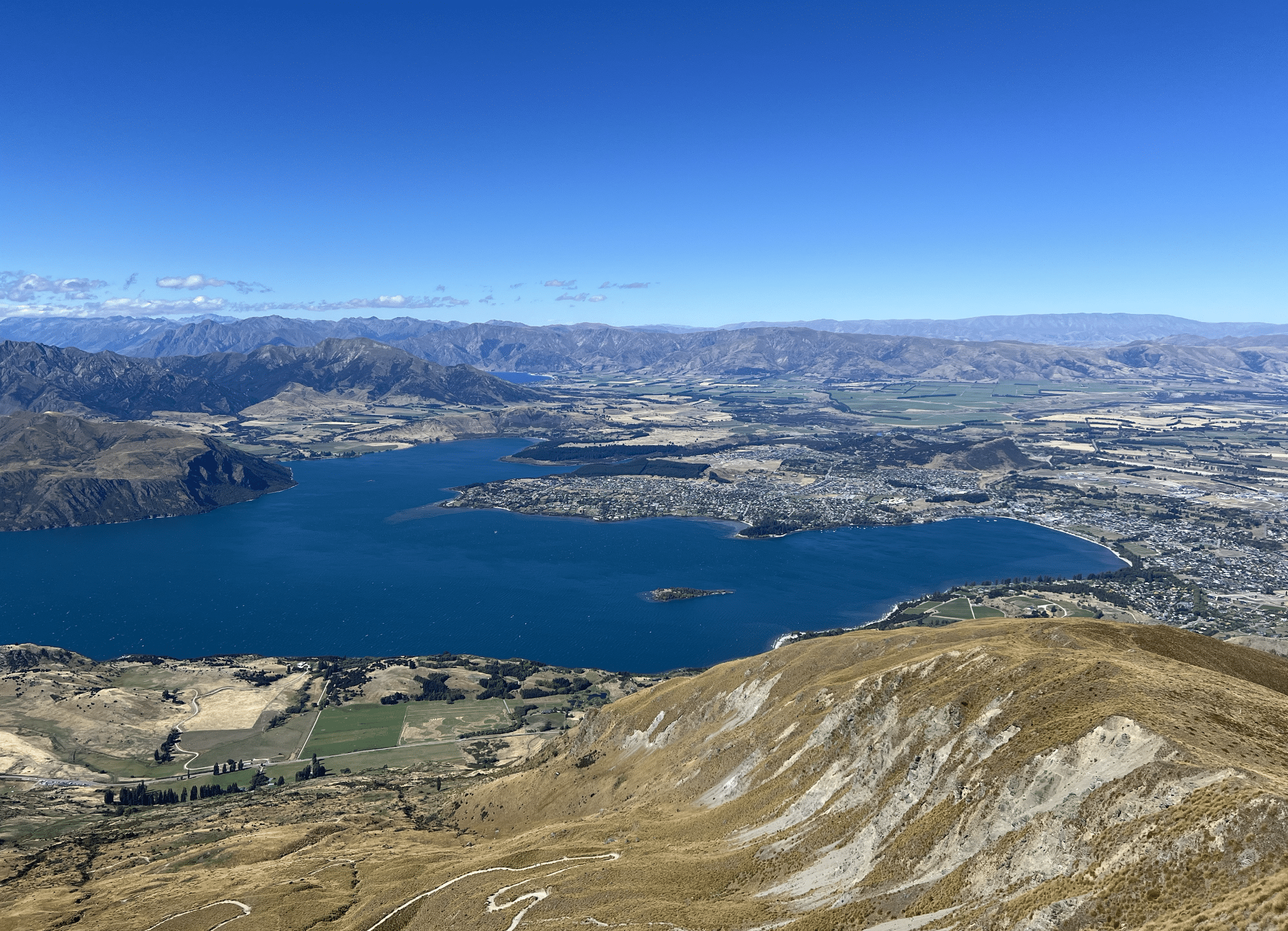 vue sur wanaka depuis le sommet du roys peak en nouvelle zelande