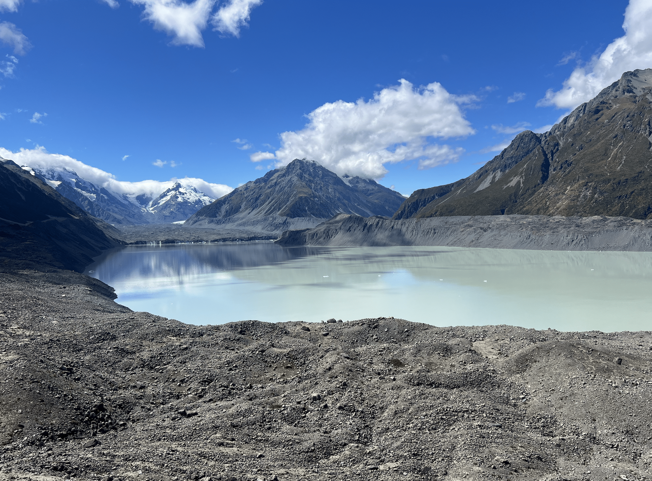 point de vue sur le tasman lake sur l ile du sud de nouvelle zelande