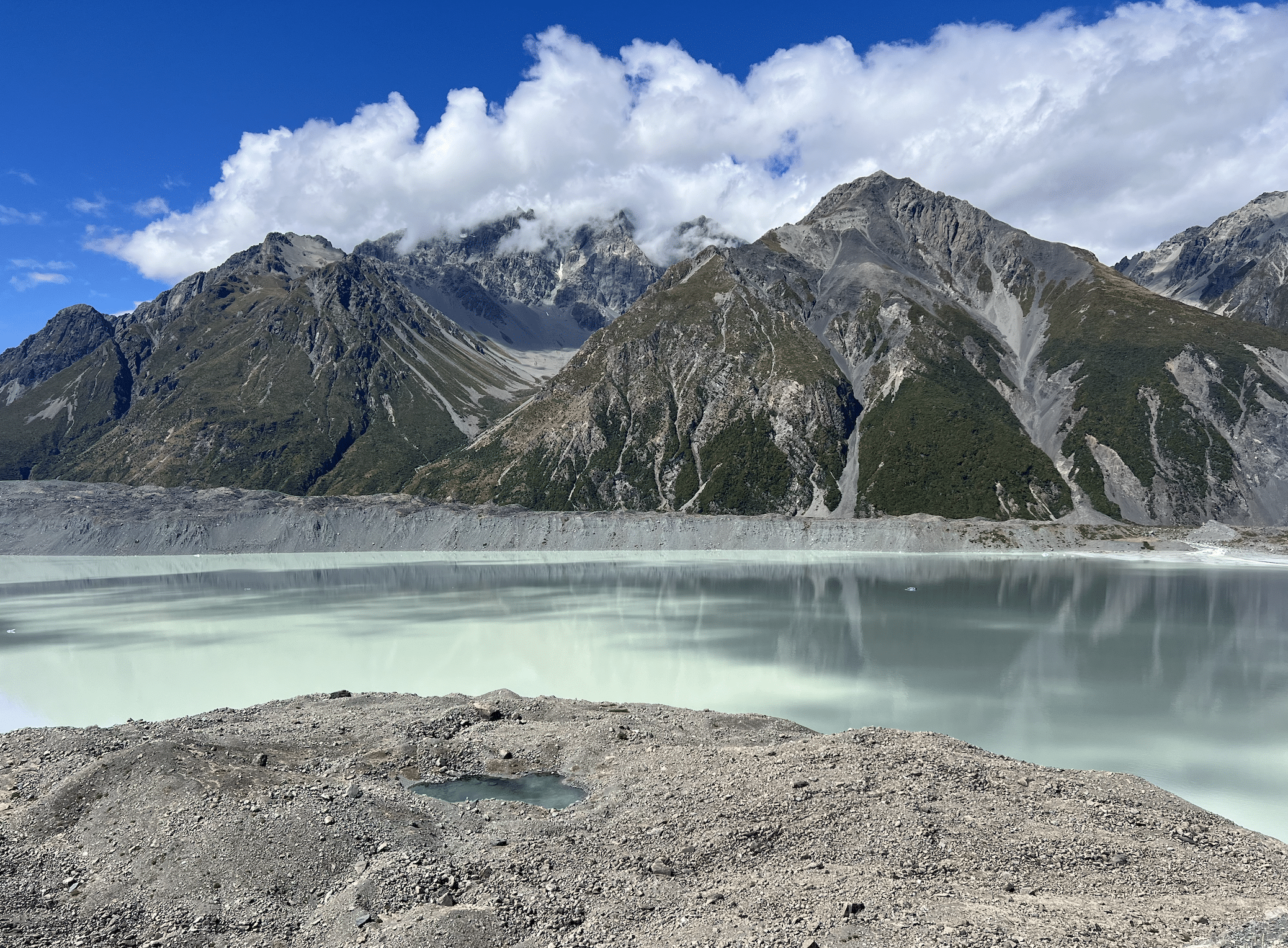 que faire lors d un circuit en nouvelle zelande : decouvrir le magnifique lac tasman dans le parc du mont cook